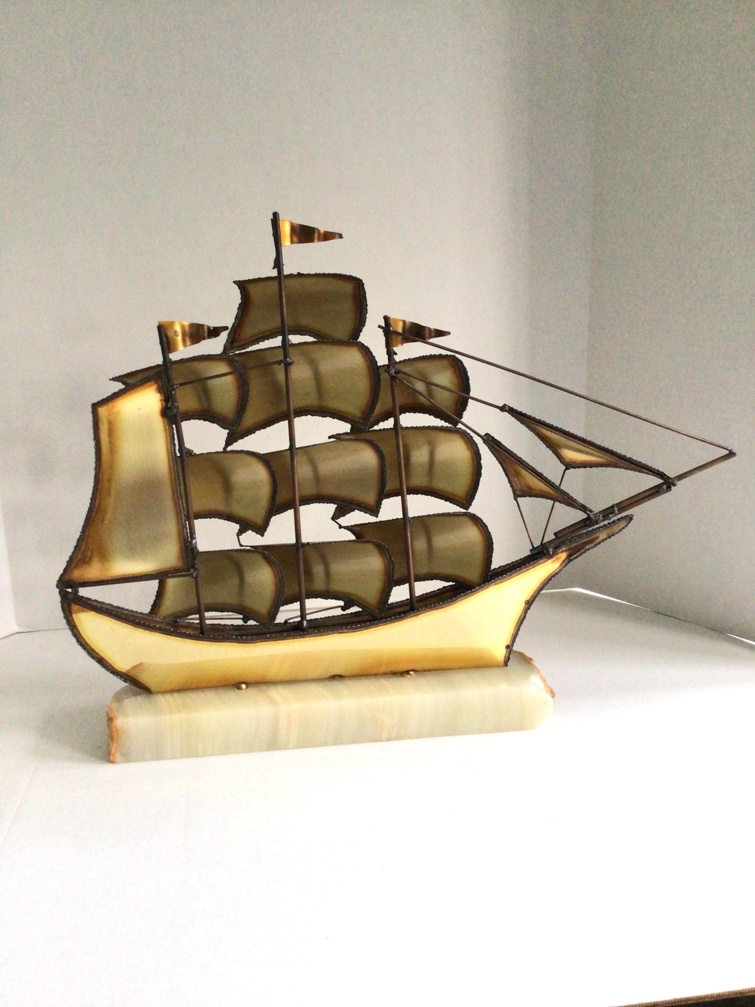 Fatto a mano Scultura di nave in ottone del 1960 su base di pietra d'onice in vendita