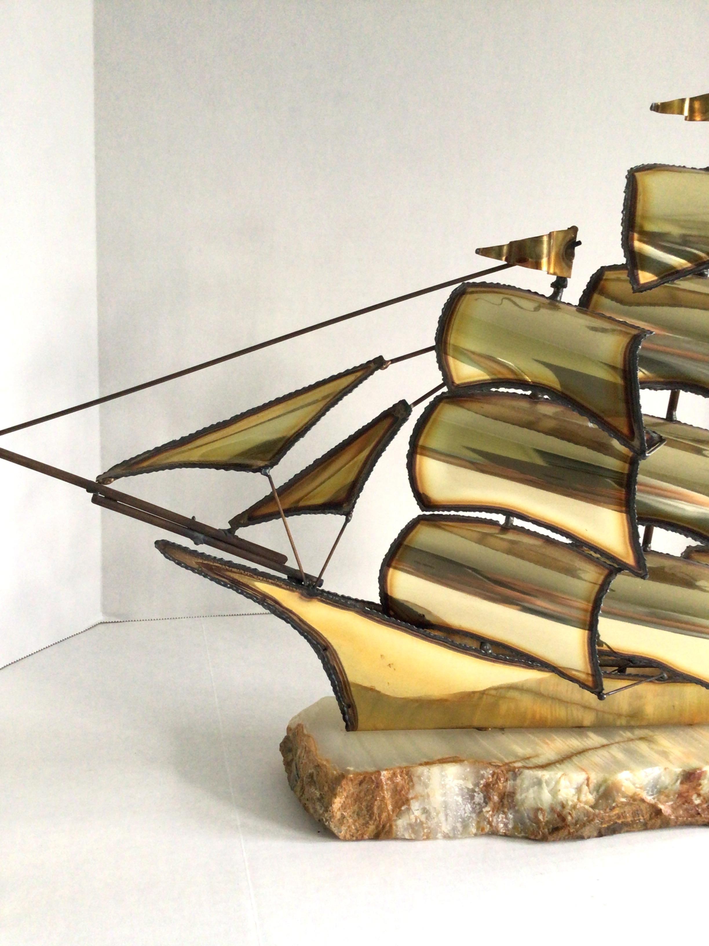 Scultura di nave in ottone del 1960 su base di pietra d'onice In condizioni buone in vendita a Tarrytown, NY