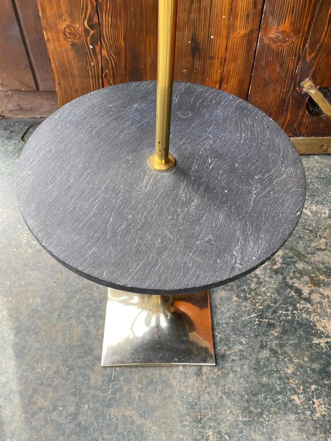 Lampadaire Laurel Lamp Company en état de marche. Un design difficile à trouver, ardoise naturelle avec métal brasstone, design à la manière de Bill Curry ou Gerald Thurston. Abat-jour inclus.

Total H 59 in. 
Table Dia 16 x H 20 in.
Abat-jour Dia