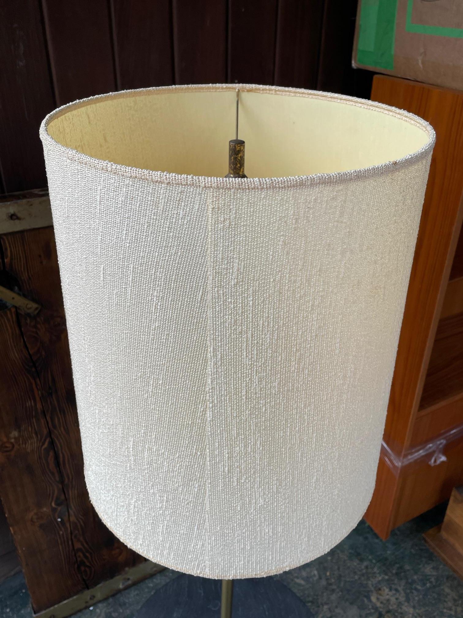 Fait main Lampadaire Laurel des années 1960 avec table d'appoint en ardoise vintage du milieu du siècle dernier en vente