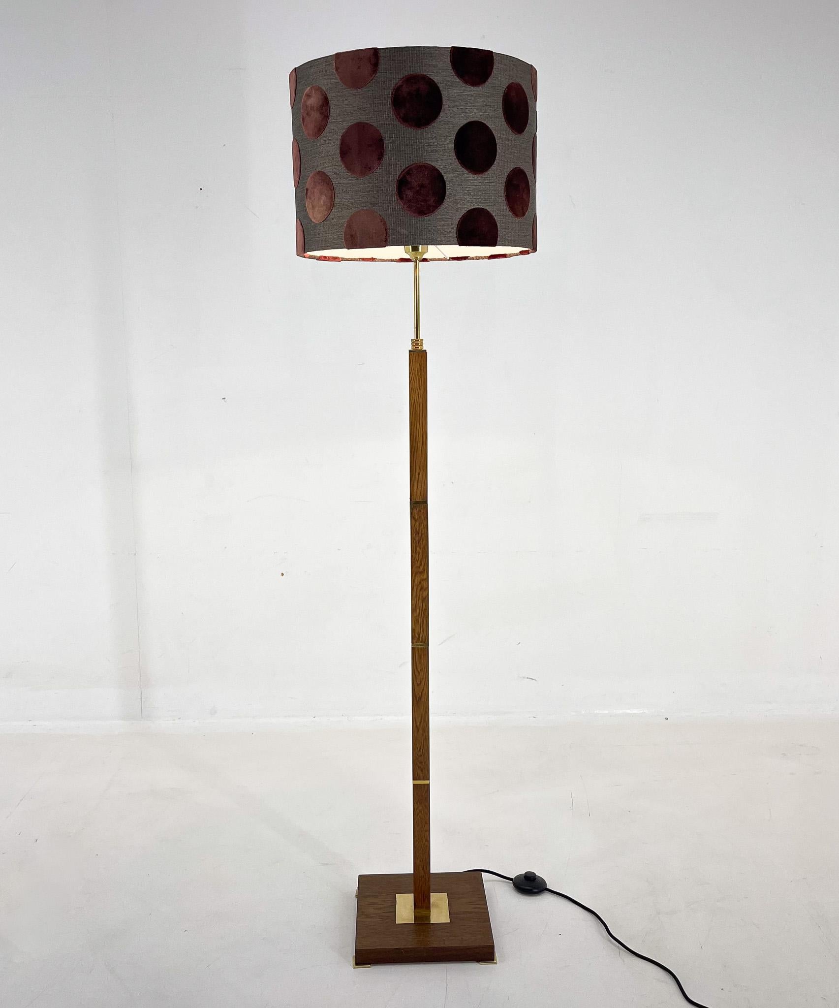 Mid-century Danish floor lamp made of wood and brass. The lamp was restored, has new wiring with step-on switch and new handmade lamp shade. 
Bulb: 1 x E25-E27. US plug adapter included.