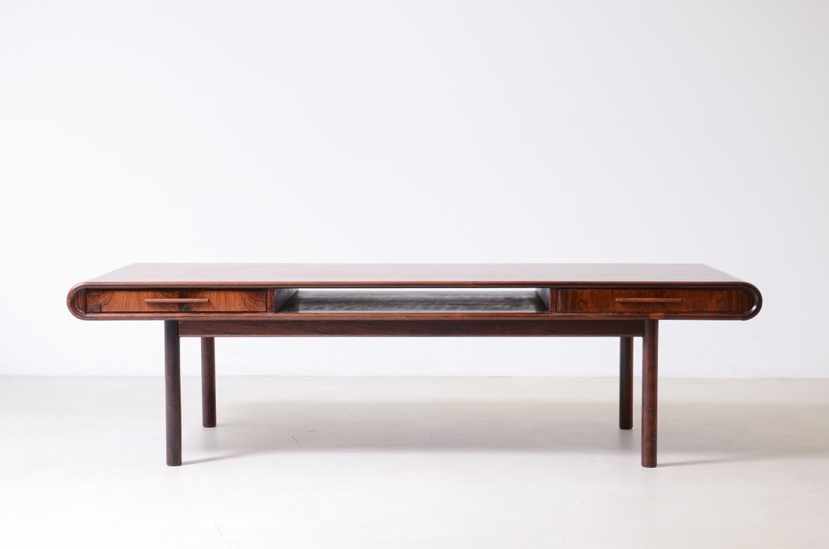 COD-2868
Elegante mesa baja con dos tableros, un compartimento abierto y dos cajones.

Fabricación brasileña, hacia 1960.