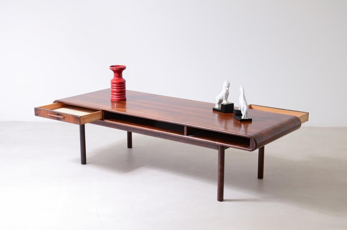 mesa baja de diseño brasileño de los años 60 con dos tableros Brasileño en venta
