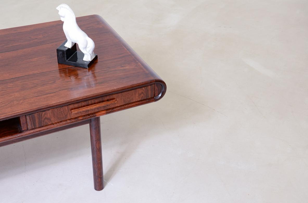 mesa baja de diseño brasileño de los años 60 con dos tableros siglo XX en venta