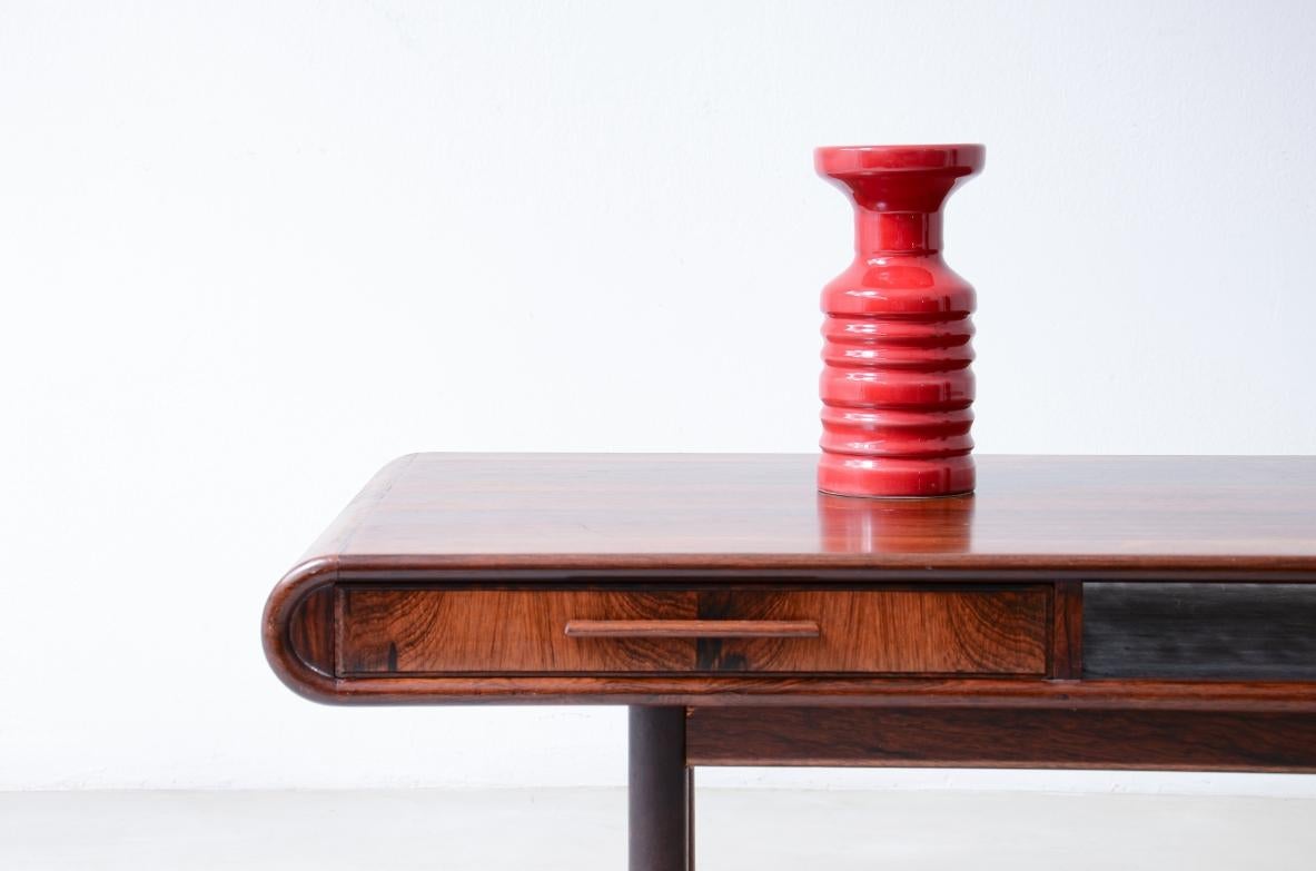 mesa baja de diseño brasileño de los años 60 con dos tableros Madera frutal en venta