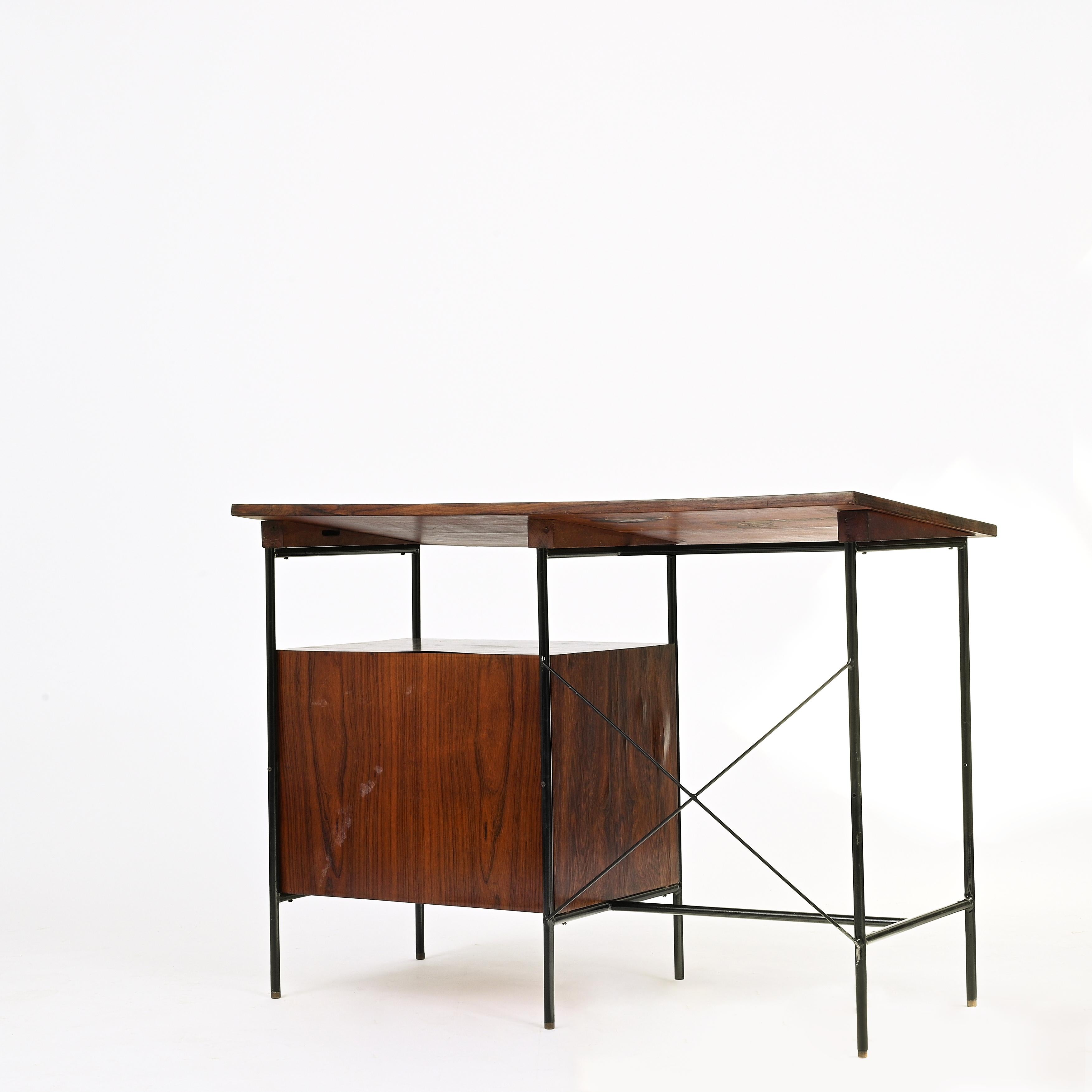 
The Model 1015 desk by Geraldo de Barros is a unique and special piece of furniture, distinguished by its innovative use of materials, minimalist design, and the artistic vision of its creator. Crafted from black painted metal, Jacaranda wood, and