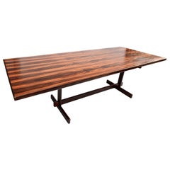 Table de salle à manger pour huit en bois de jacaranda brésilien des années 1960