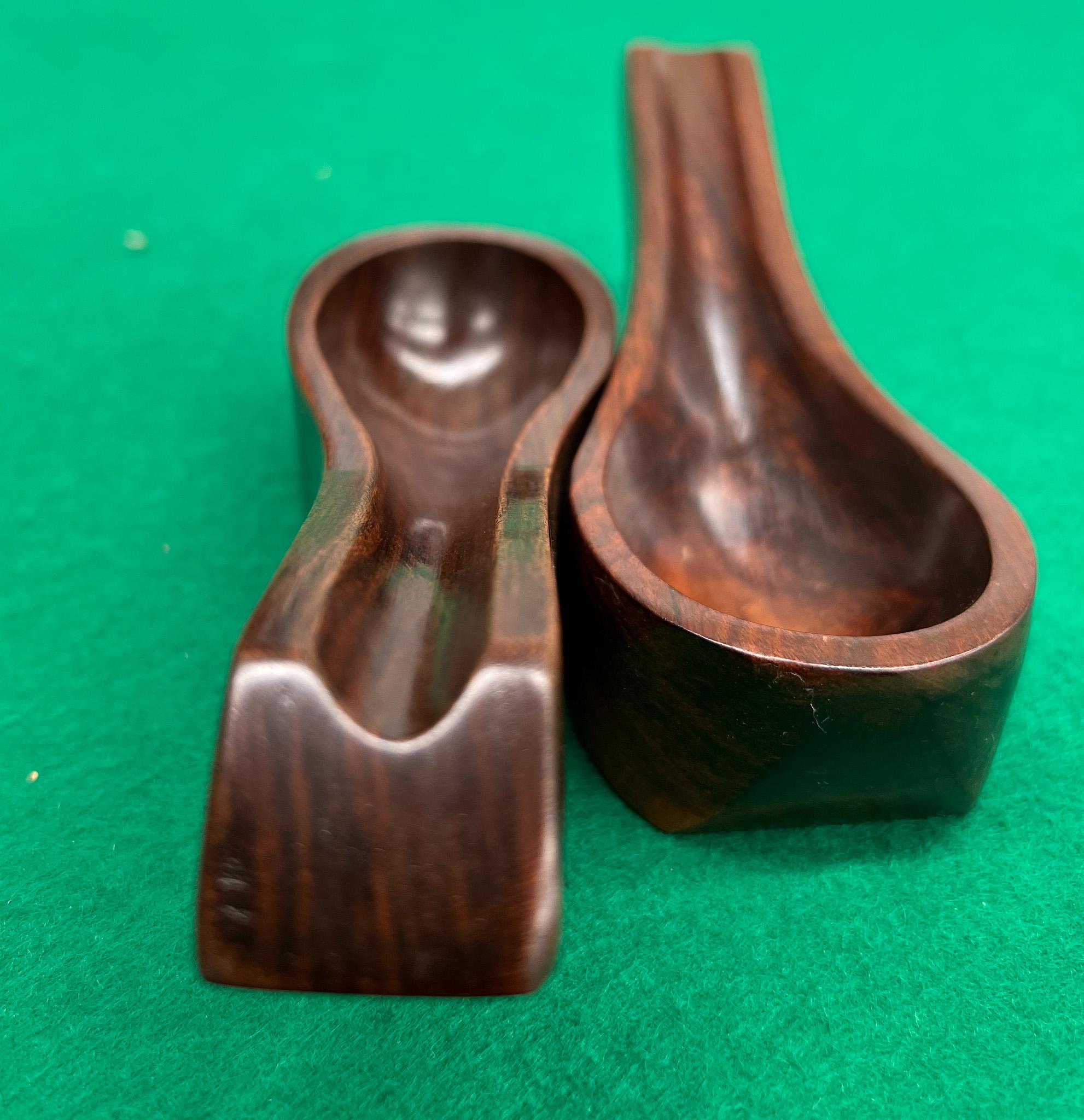 Available today, this Brazilian mid-century modern pipe holder was designed by Jean Gillon for WoodArt and made in Brazil in the 1960’s. Handcrafted from hard rosewood (also known as jacaranda), the pipe holder features clean lines with elegant