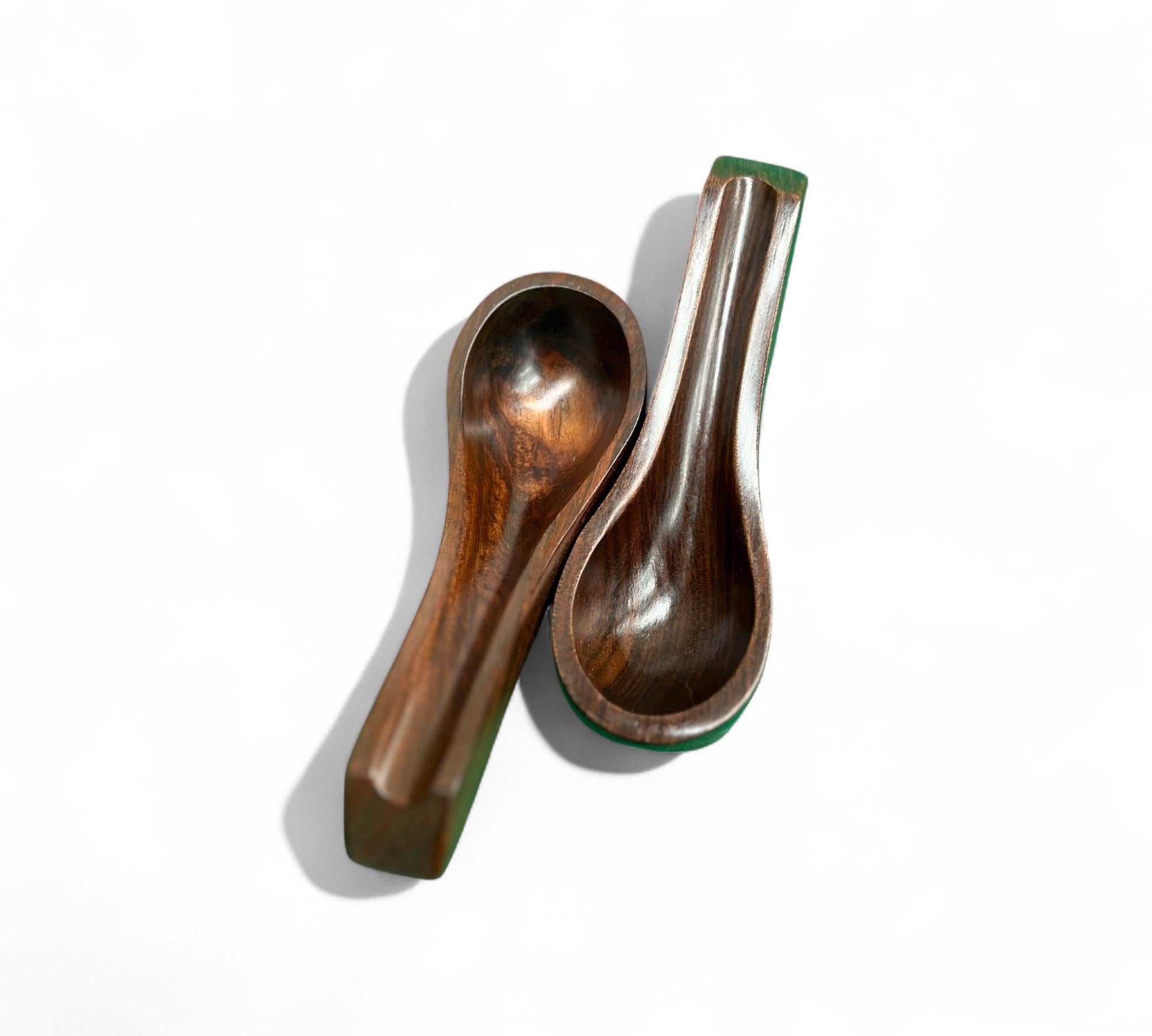 Disponible aujourd'hui, ce porte-pipe brésilien moderne du milieu du siècle a été conçu par Jean Gillon pour WoodArt et fabriqué au Brésil dans les années 1960. Fabriqué à la main en bois de rose dur (également connu sous le nom de jacaranda), le