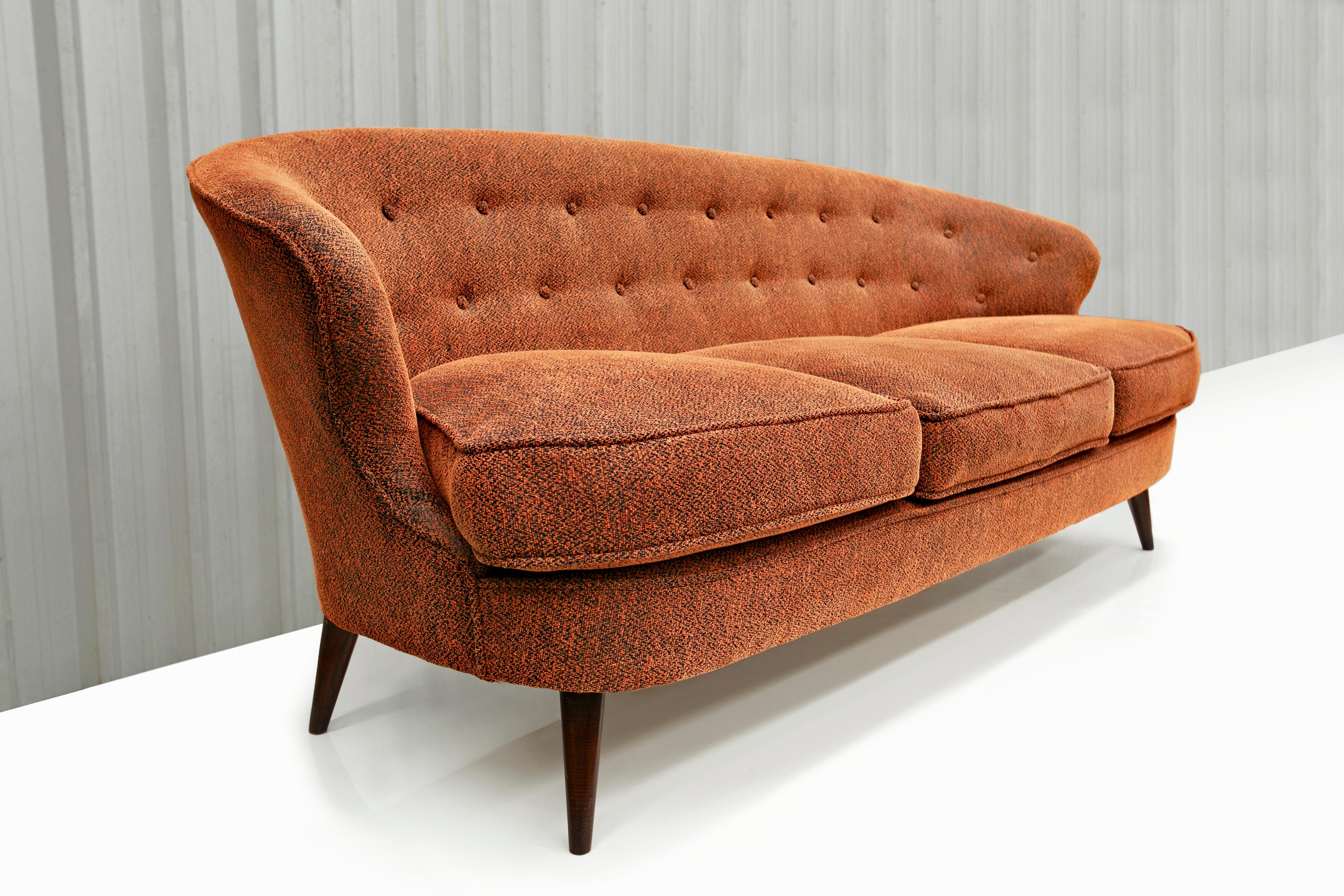Mid-Century Modern Sofa Concha moderne brésilien des années 1960 en bois de feuillus et tissu, par Joaquim Tenreiro en vente