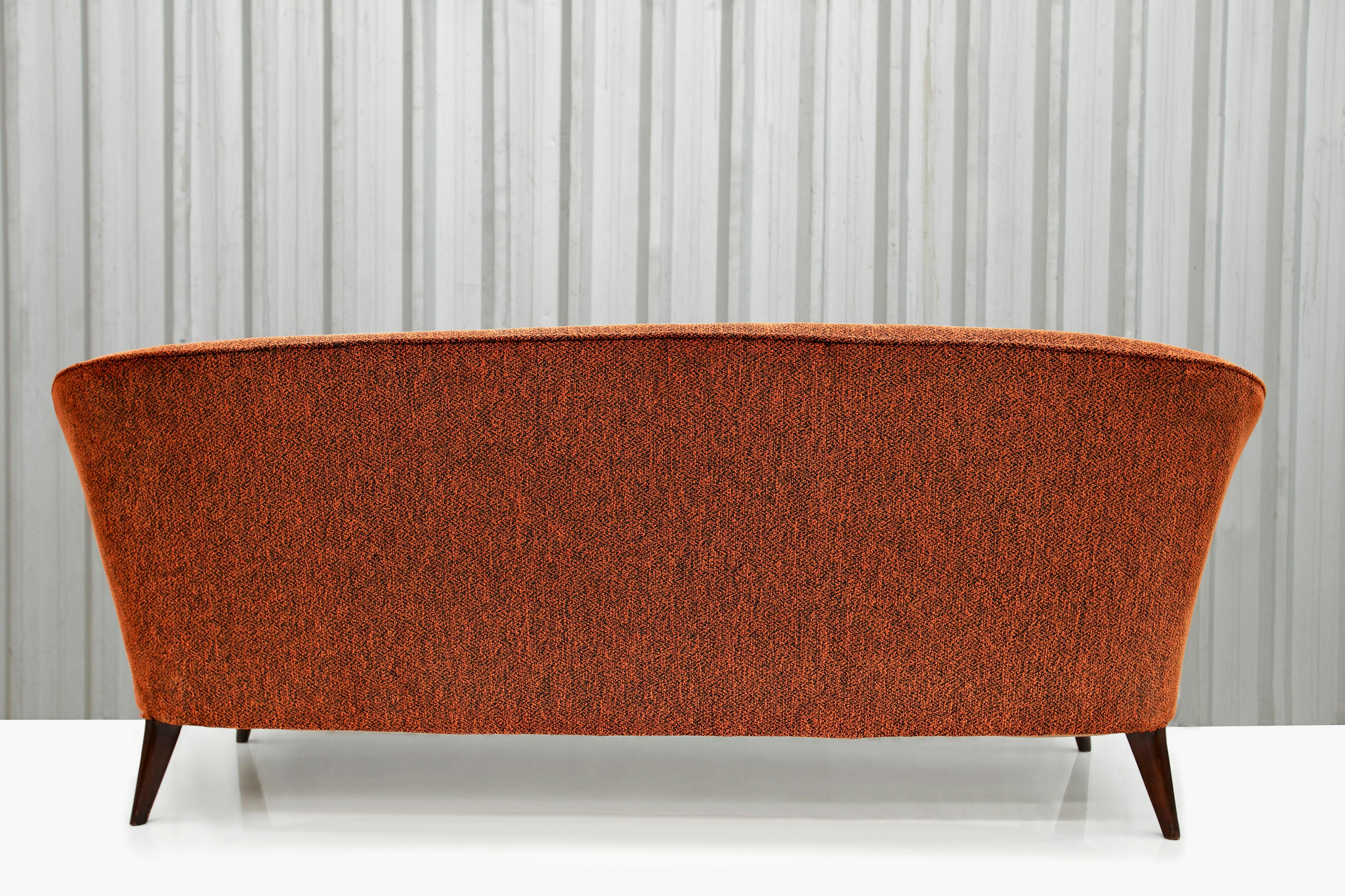 Brésilien Sofa Concha moderne brésilien des années 1960 en bois de feuillus et tissu, par Joaquim Tenreiro en vente