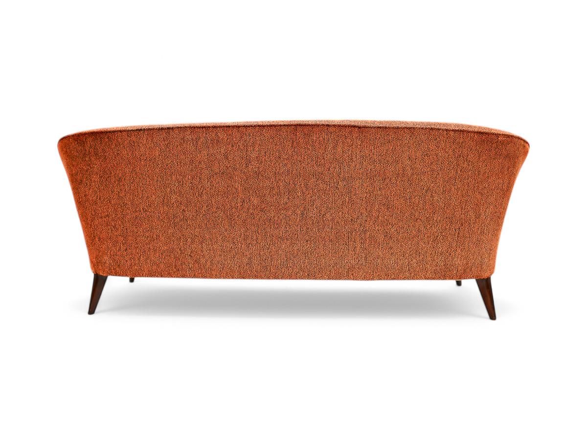 Brésilien Sofa Concha moderne brésilien des années 1960 en bois de feuillus et tissu, par Joaquim Tenreiro en vente