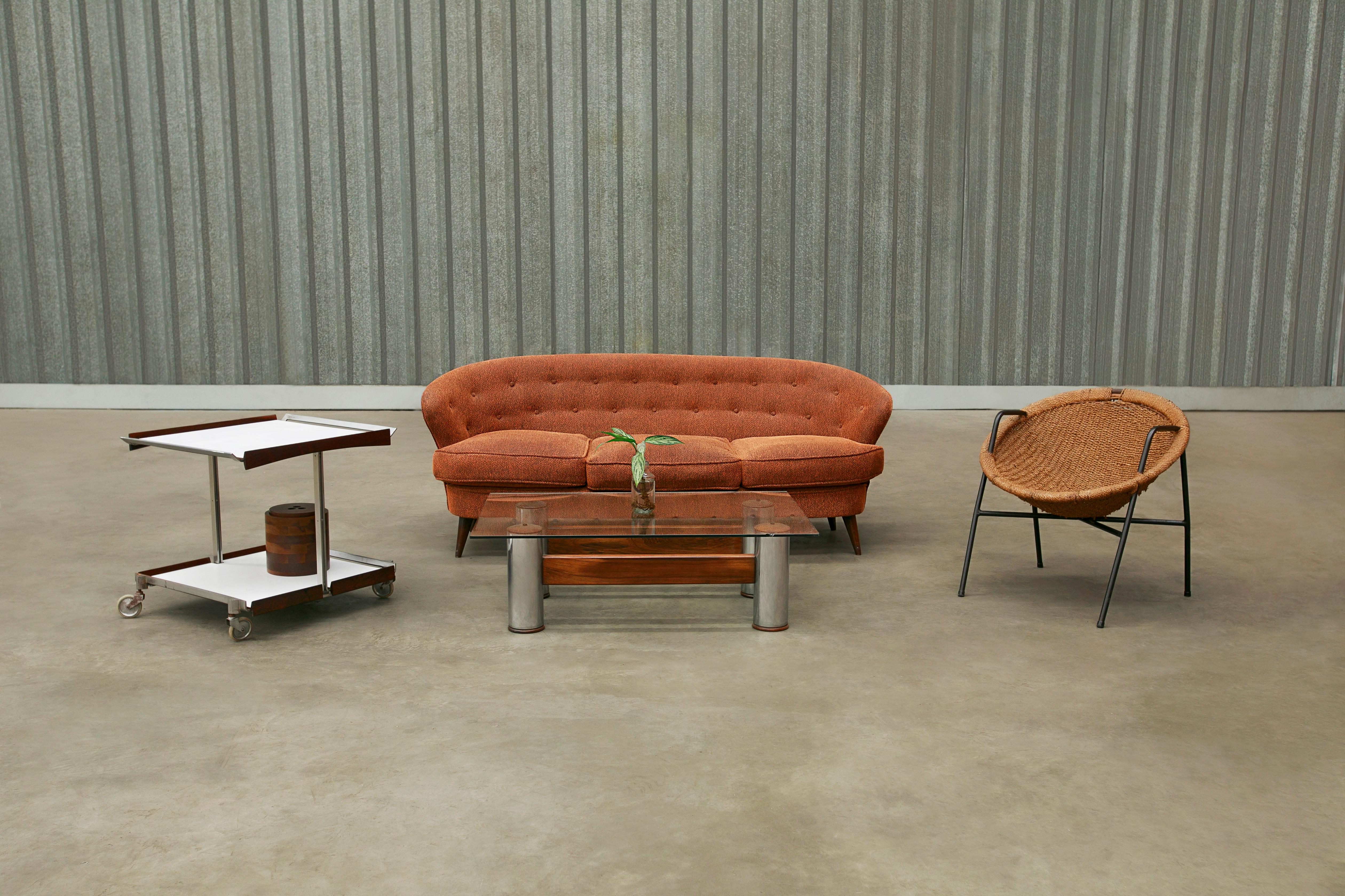 Tissu Sofa Concha moderne brésilien des années 1960 en bois de feuillus et tissu, par Joaquim Tenreiro en vente