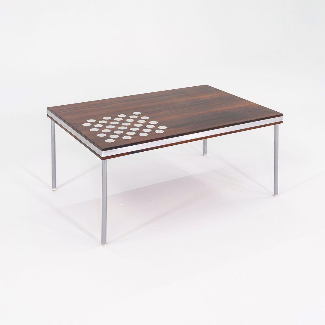 Dies ist ein Schach-Couchtisch aus Palisander und Aluminium, entworfen von Paul Cadovius für France & Son in Dänemark im Jahr 1965. Dieses Beispiel stammt aus den 1960er Jahren. Die Platte ist aus Palisanderholz mit eingelassenen Aluminiumdetails,
