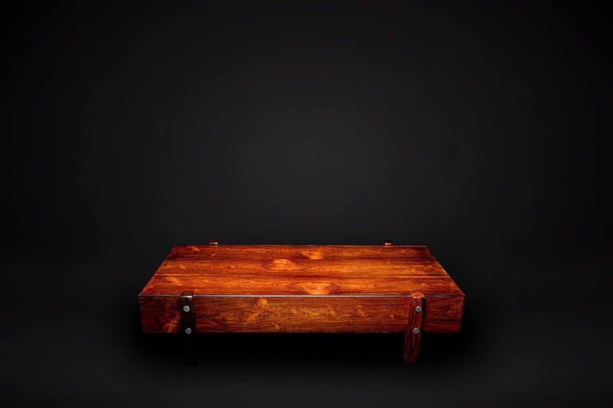 Wir freuen uns, die neueste Ergänzung unserer geschätzten brasilianischen Vintage-Möbelkollektion vorstellen zu können: den begehrten Couchtisch 