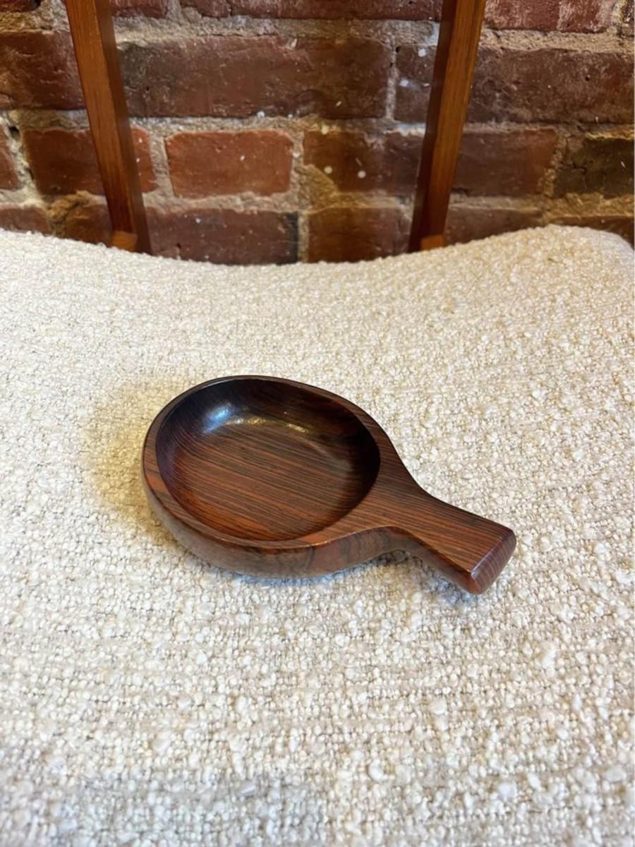 Introducing our latest addition to our Brazillian smalls collection, this 1960's handle bowl by Jean Gillon for his Wood Art collection. Crafted from the finest jacaranda, it exudes timeless elegance and practicality. The seamlessly integrated
