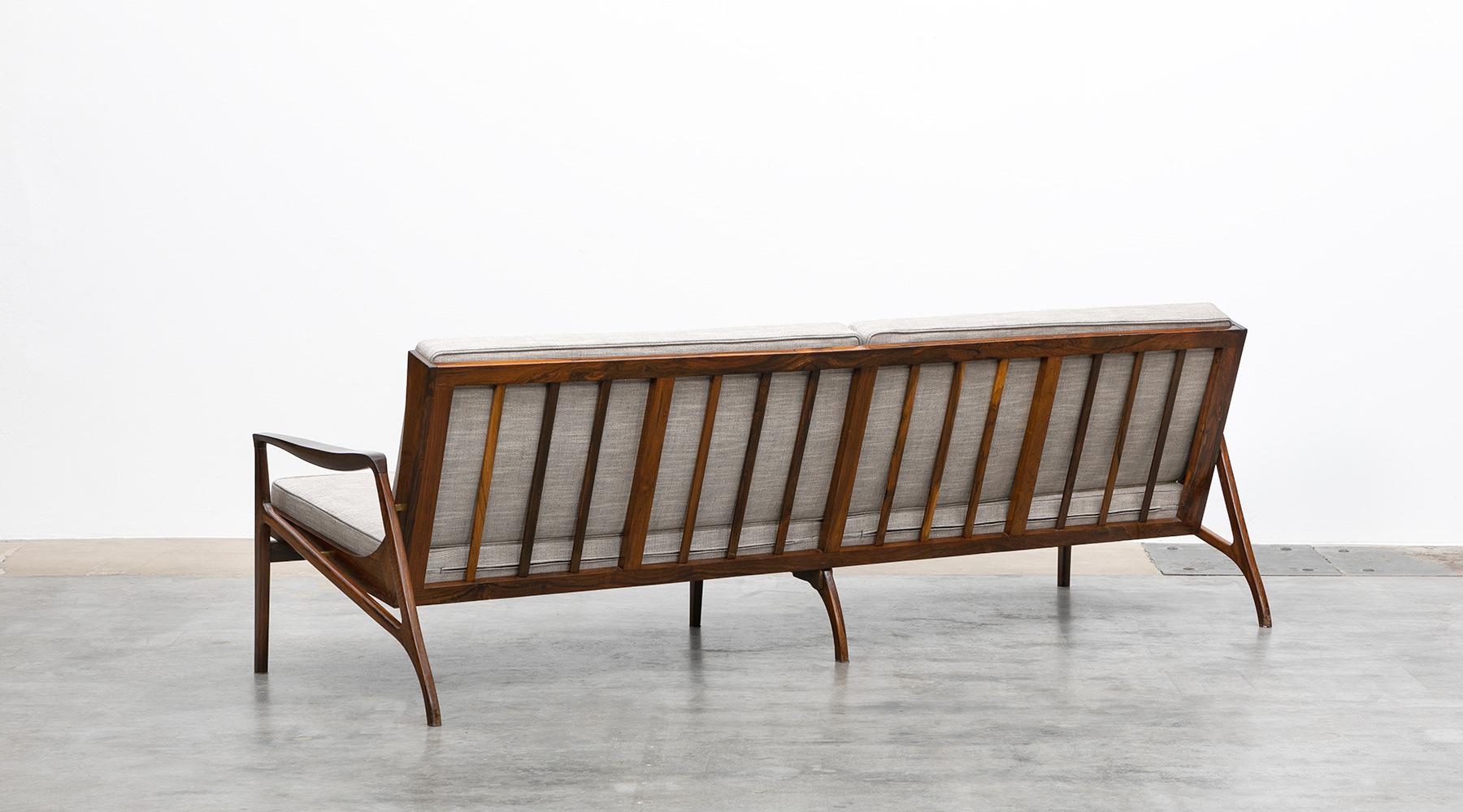 Brasilianisches Sofa aus Holz aus den 1960er Jahren, neue Polsterung im Zustand „Gut“ im Angebot in Frankfurt, Hessen, DE