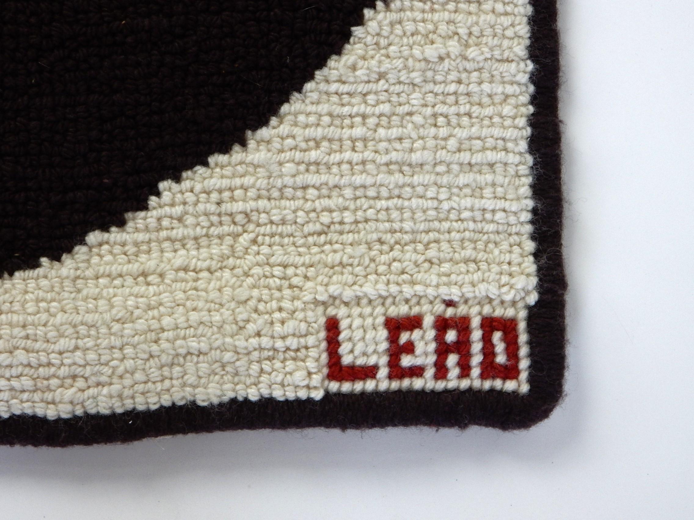 Tapiz de arte textil brasileño de los años 60 firmado Leao Moderno de mediados de siglo en venta