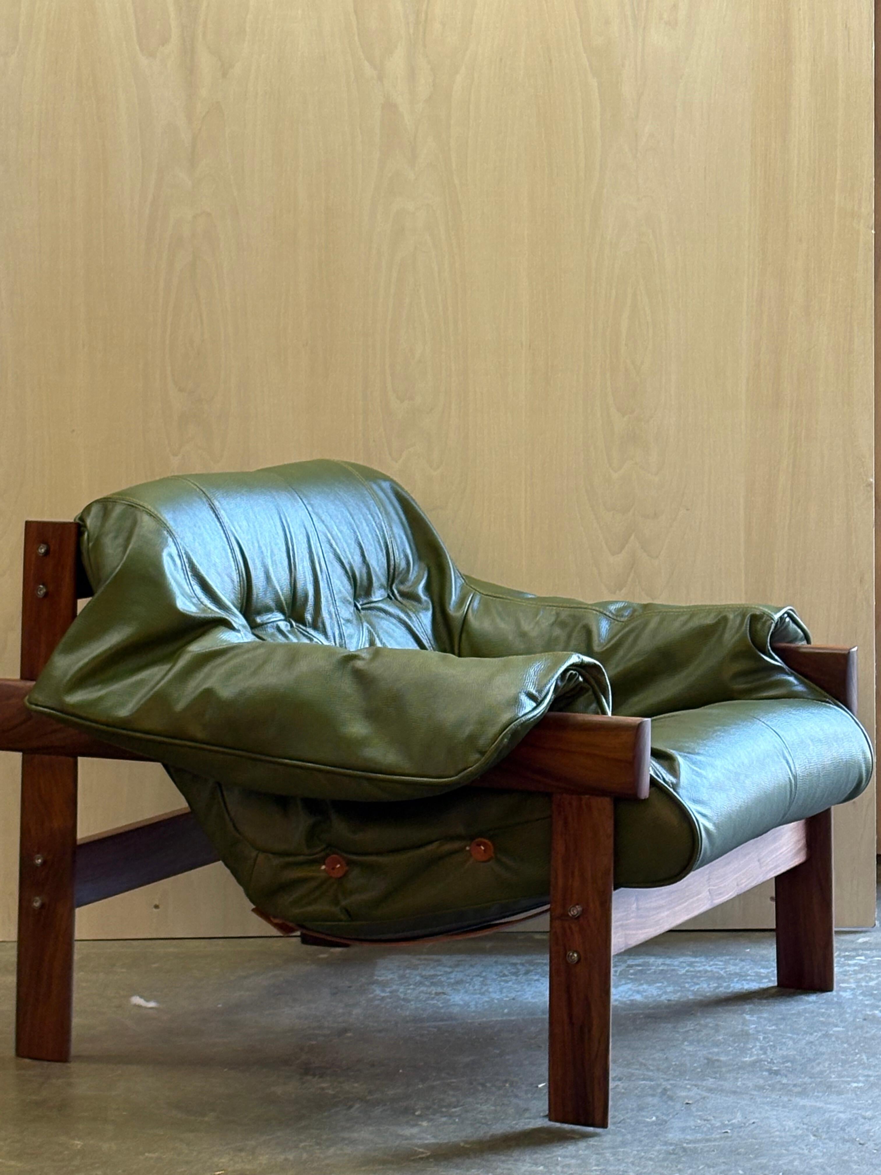 Chaise MP41 en bois et cuir brésilien des années 1960 par Percival Lafer en vente 4
