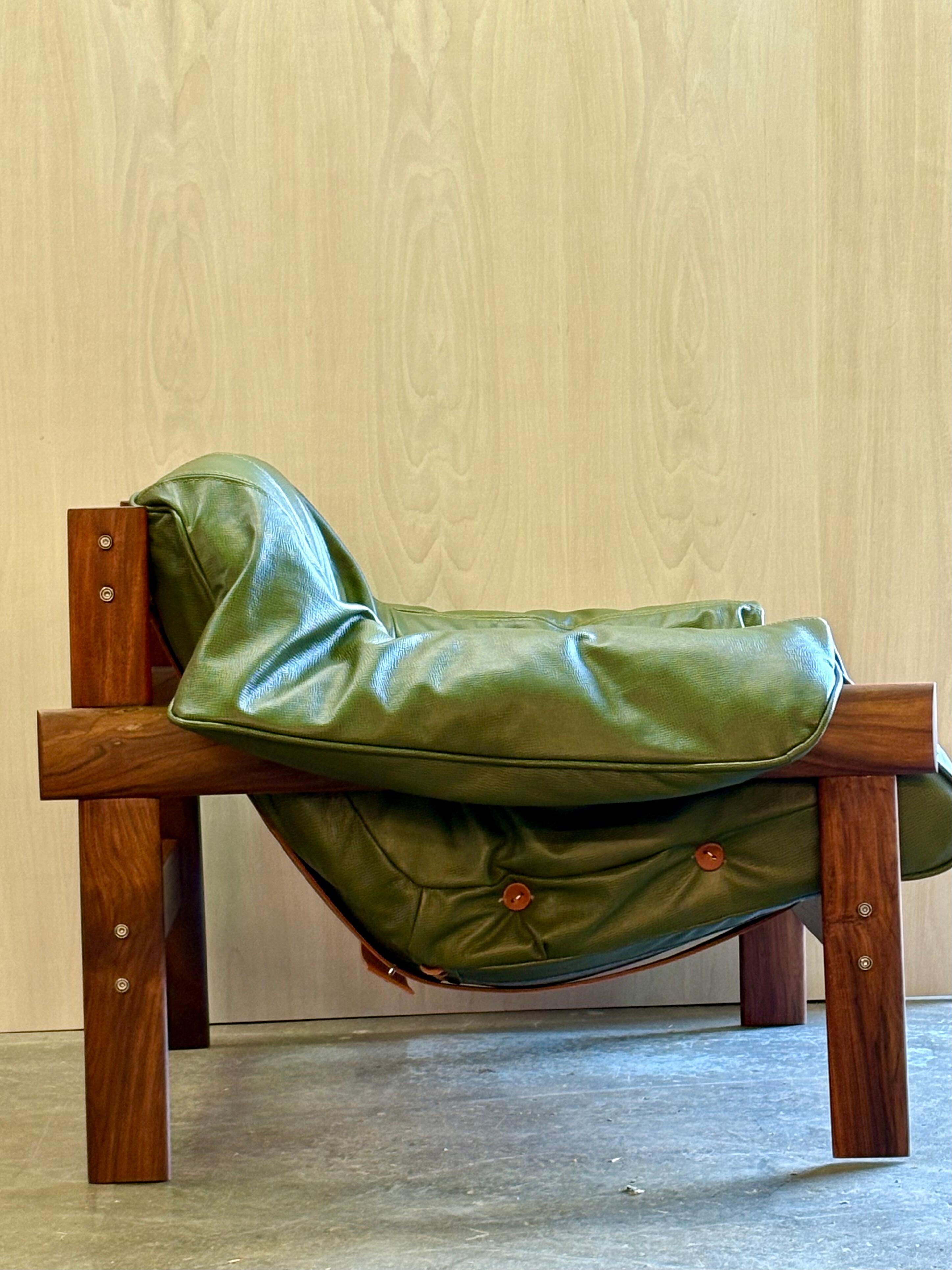 Conçue par Percival Lafer et produite au Brésil dans les années 1960, cette chaise longue MP-41 incarne la chaleur et l'ingéniosité du design brésilien du milieu du siècle. Le cadre sculptural est fabriqué en bois massif de Jatobá, connu pour sa