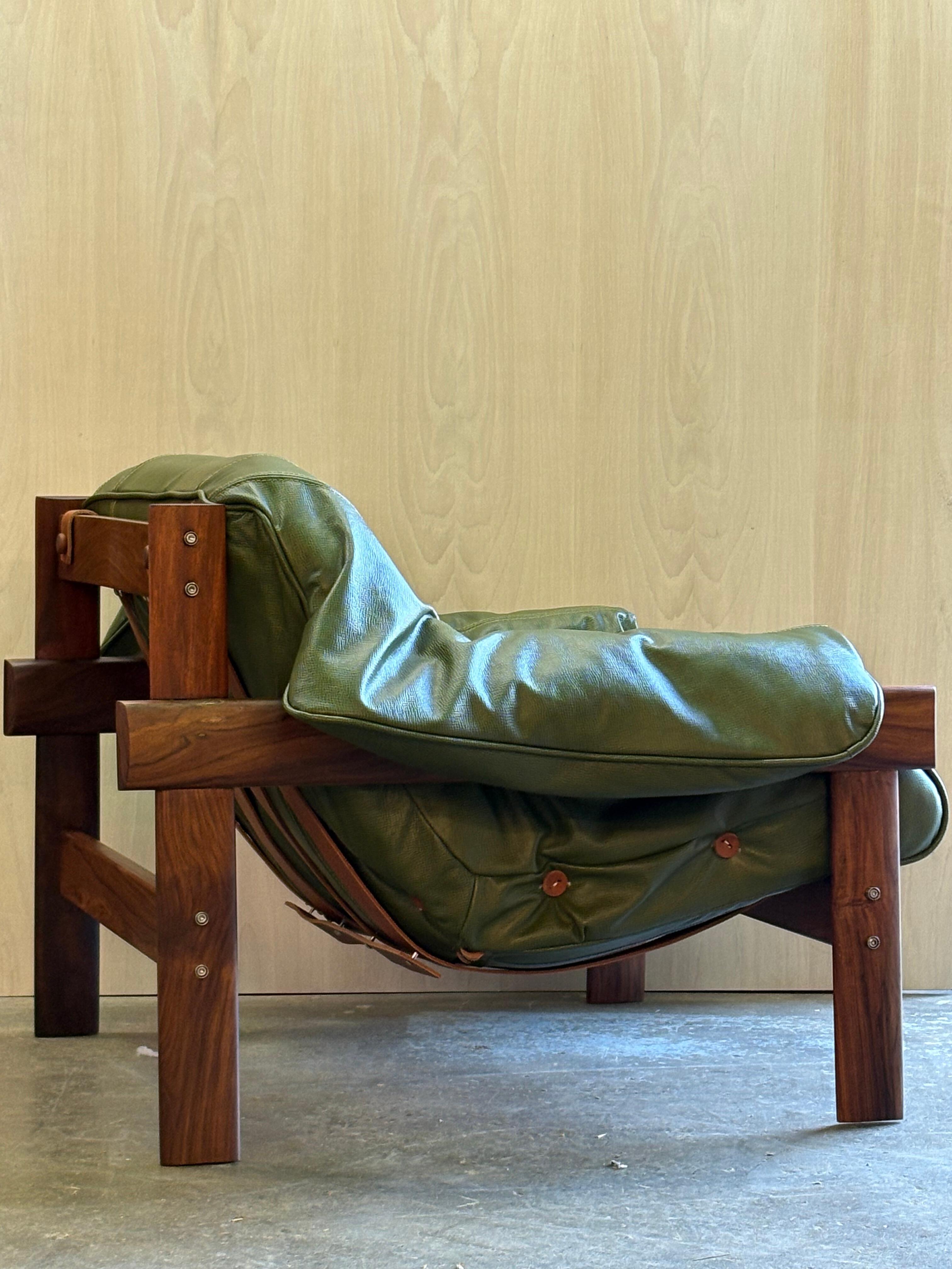 Mid-Century Modern Chaise MP41 en bois et cuir brésilien des années 1960 par Percival Lafer en vente