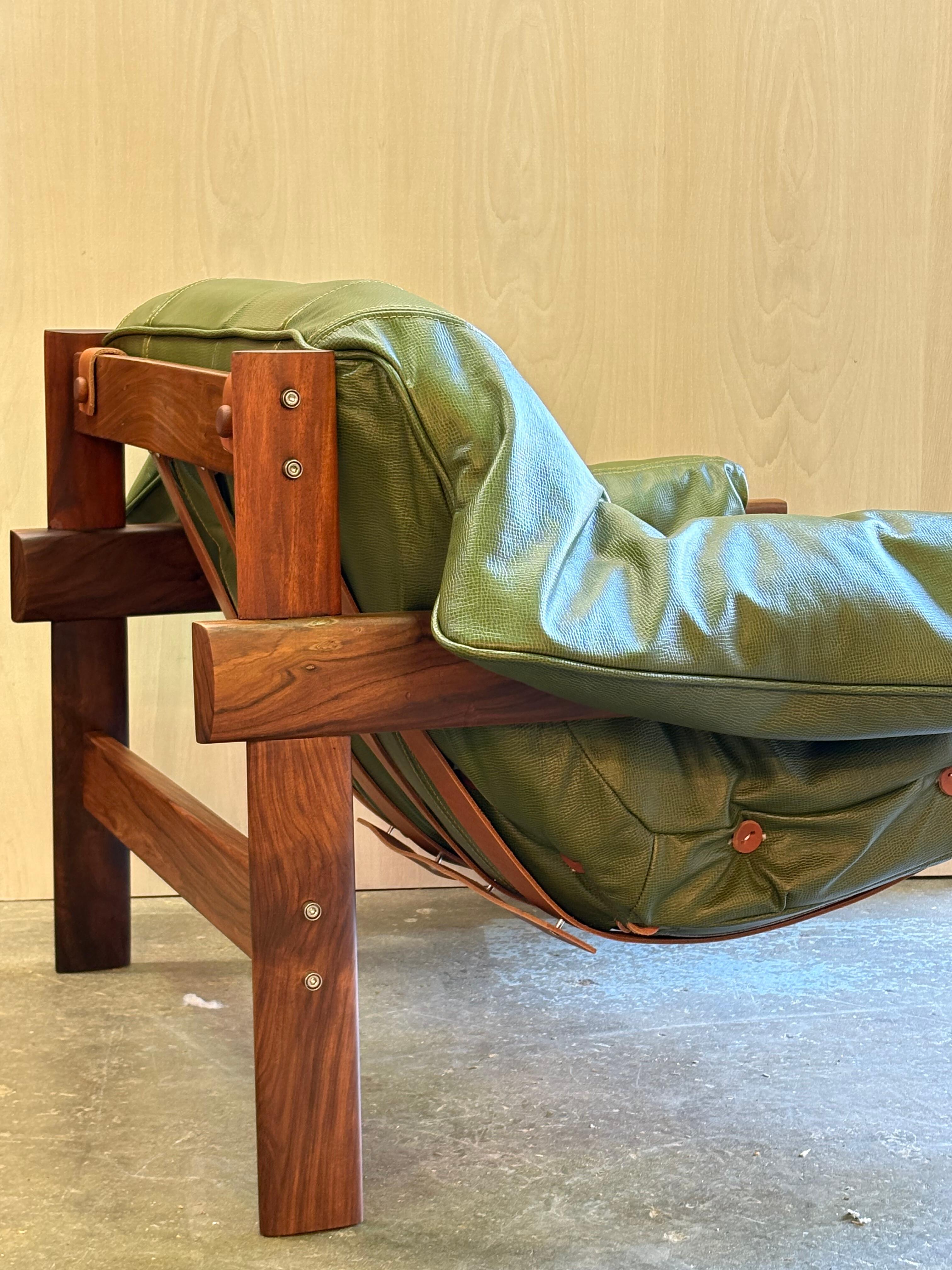 Chaise MP41 en bois et cuir brésilien des années 1960 par Percival Lafer Excellent état - En vente à Victoria, BC