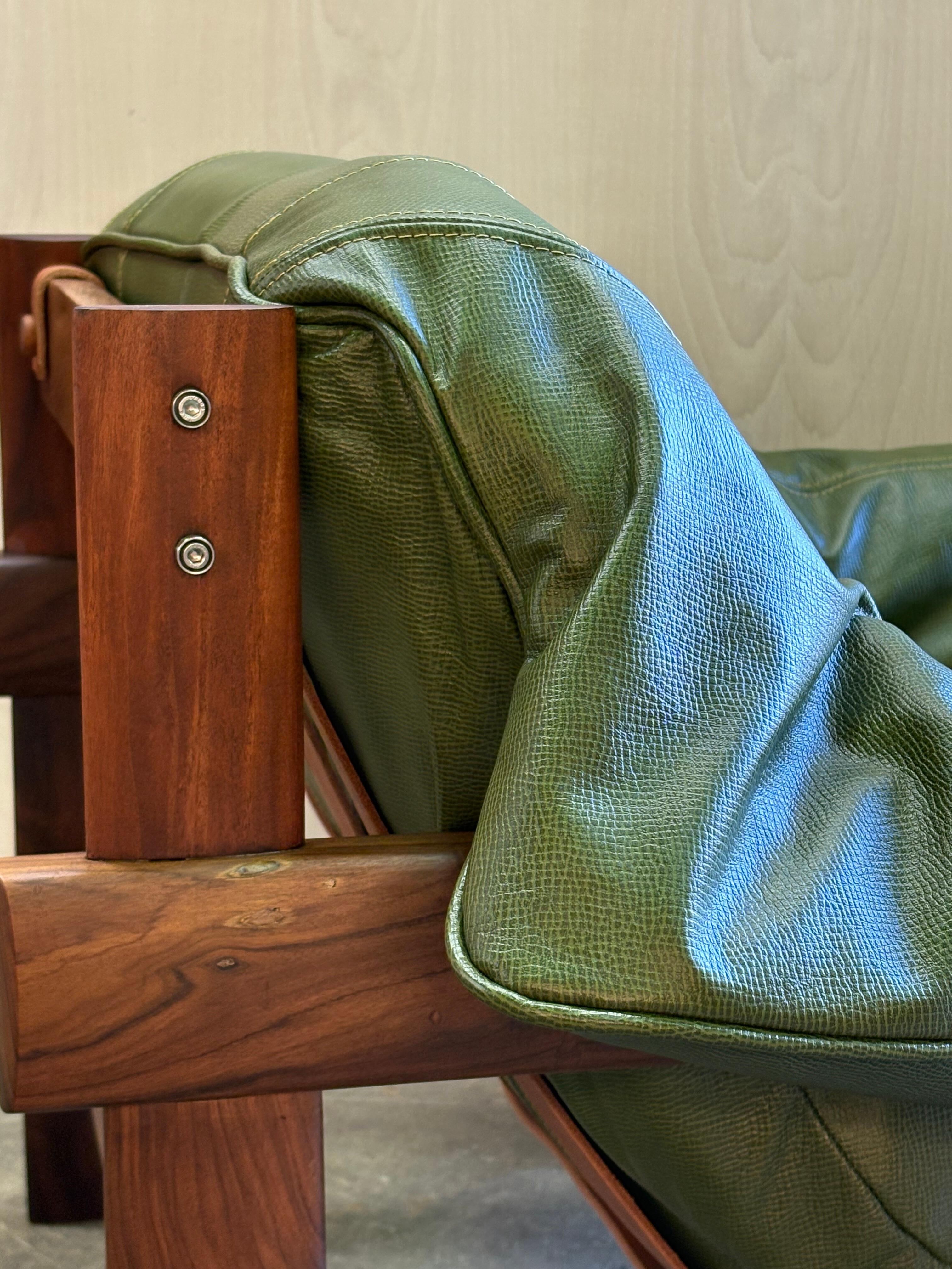 Milieu du XXe siècle Chaise MP41 en bois et cuir brésilien des années 1960 par Percival Lafer en vente