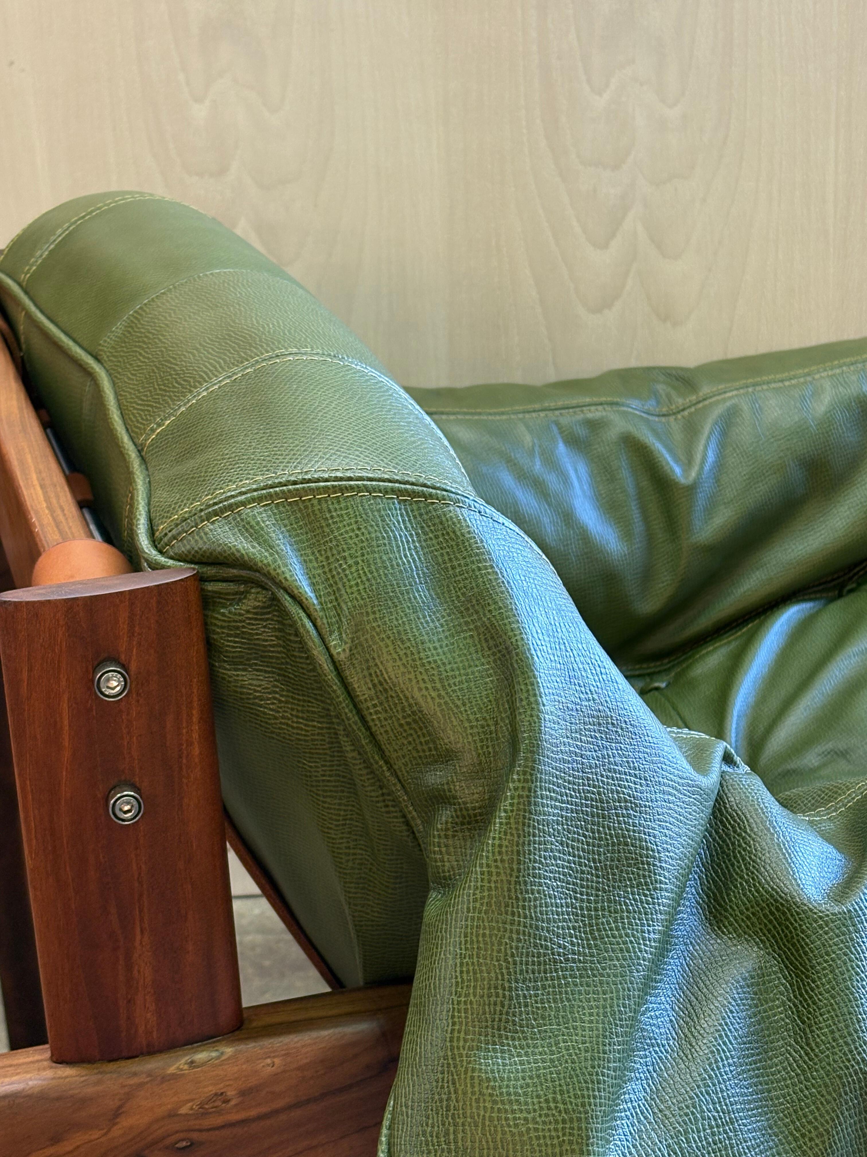 Cuir Chaise MP41 en bois et cuir brésilien des années 1960 par Percival Lafer en vente
