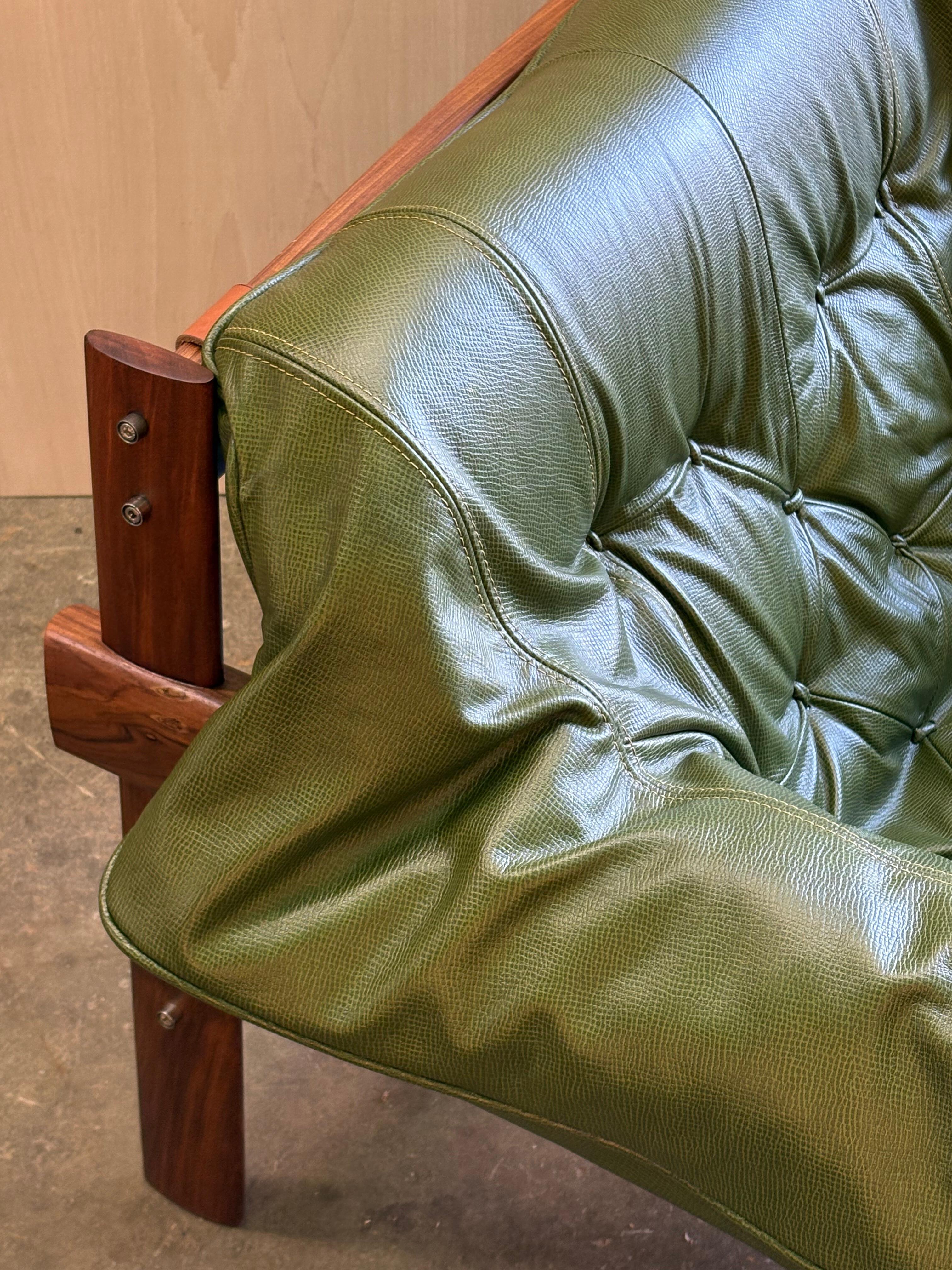 Chaise MP41 en bois et cuir brésilien des années 1960 par Percival Lafer en vente 2