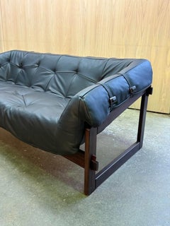 Divano MP91 in Wood e pelle brasiliana del 1960 di Percival Lafer