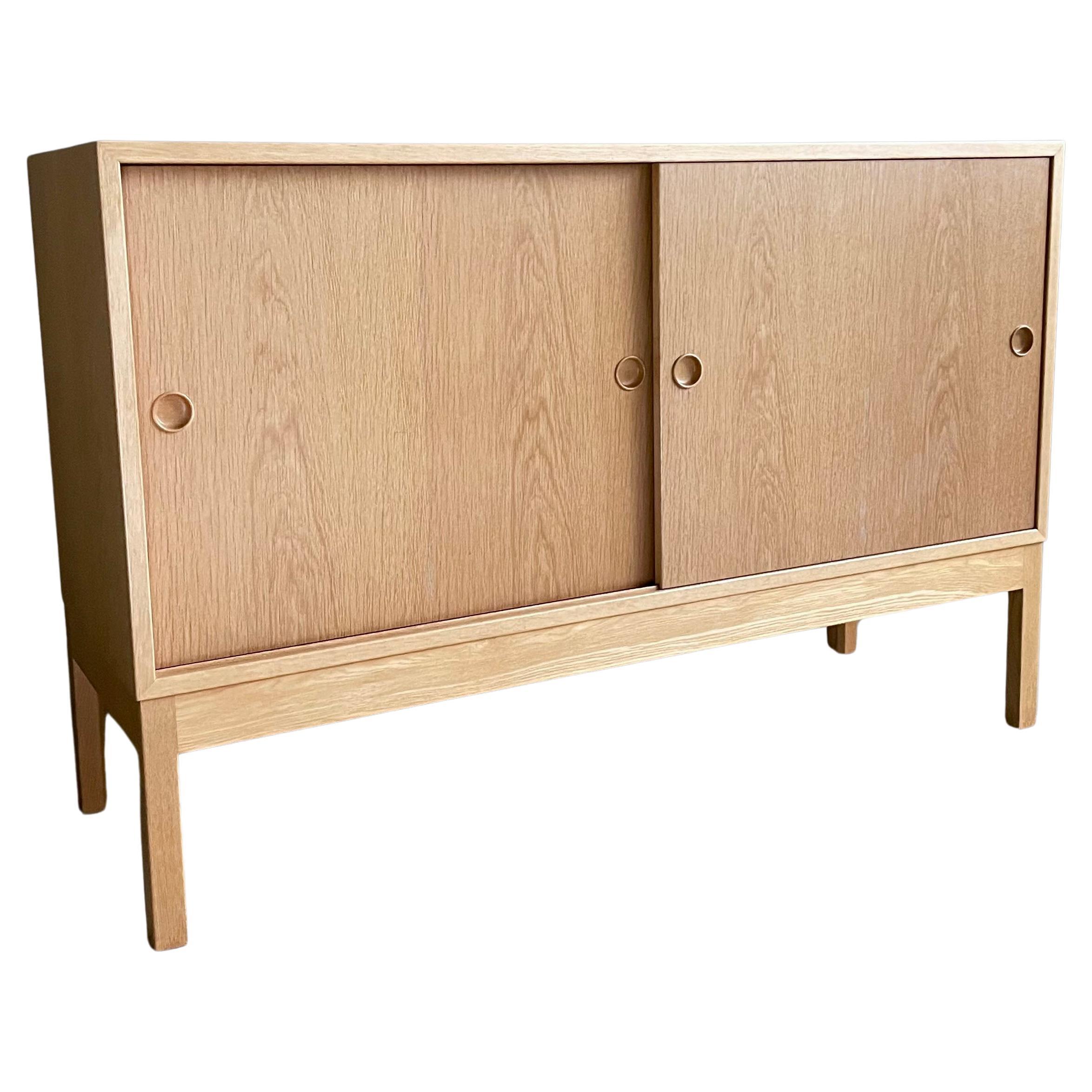 1960’s oak sideboard designed by Børge Mogensen. Produced by Karl Andersen & Søn, Denmark. With inner height adjustable shelves. Nice detailing to handles. In beautiful condition with minimal signs of use.
Designer: Børge Mogensen
Producer: Karl