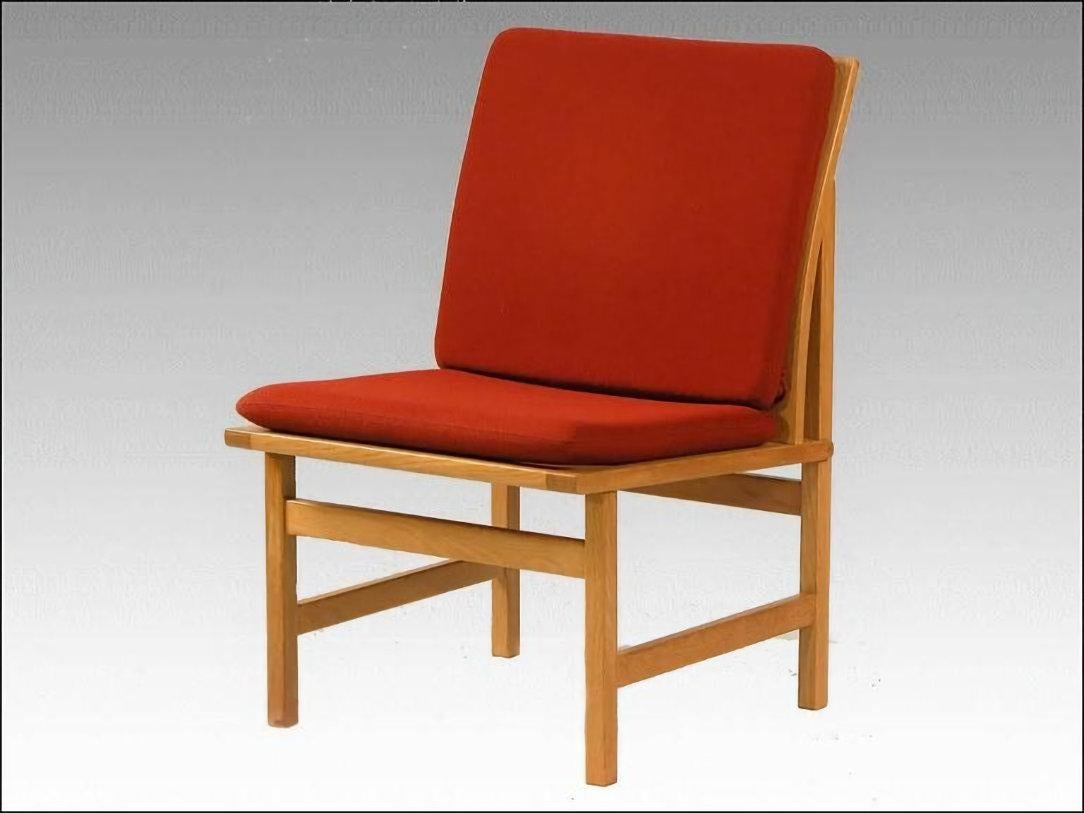 Ensemble de quatre chaises longues entièrement restaurées, conçues par Børge Mogensen pour Frederica Stolefabrik en 1968.

L'ensemble se caractérise par la capacité de Børge Mogensen à concevoir des meubles simples, fonctionnels, flexibles mais