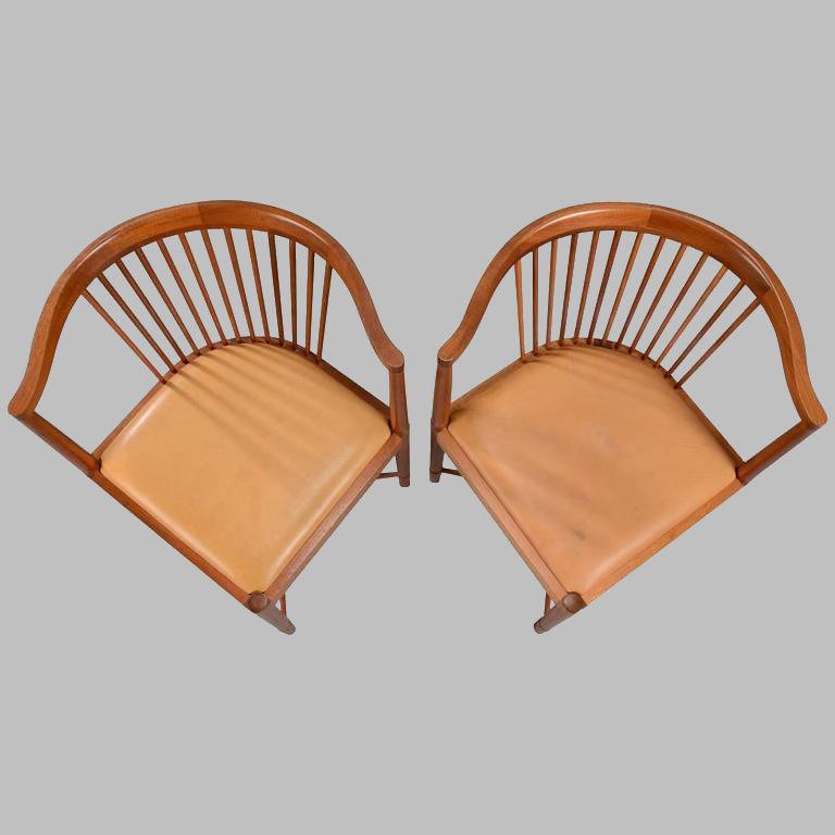 Conjunto de dos sillas Rey de diamantes de caoba y cuero beige diseñadas por Børge Mogensen para Søborg Møbelfabrik en 1944.

Las sillas presentan un elegante y ligero diseño de Børge Mogensen y unos armazones extremadamente bien elaborados, que son
