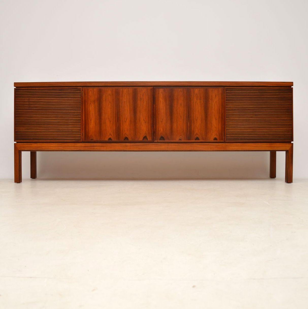 A magnificent vintage sideboard in wood, this was designed by Robert Heritage for Archie Shine, it’s called the ‘Bridgford’ sideboard, and it dates from the 1960s. The quality is exceptional, it’s extremely well made with stunning rosewood