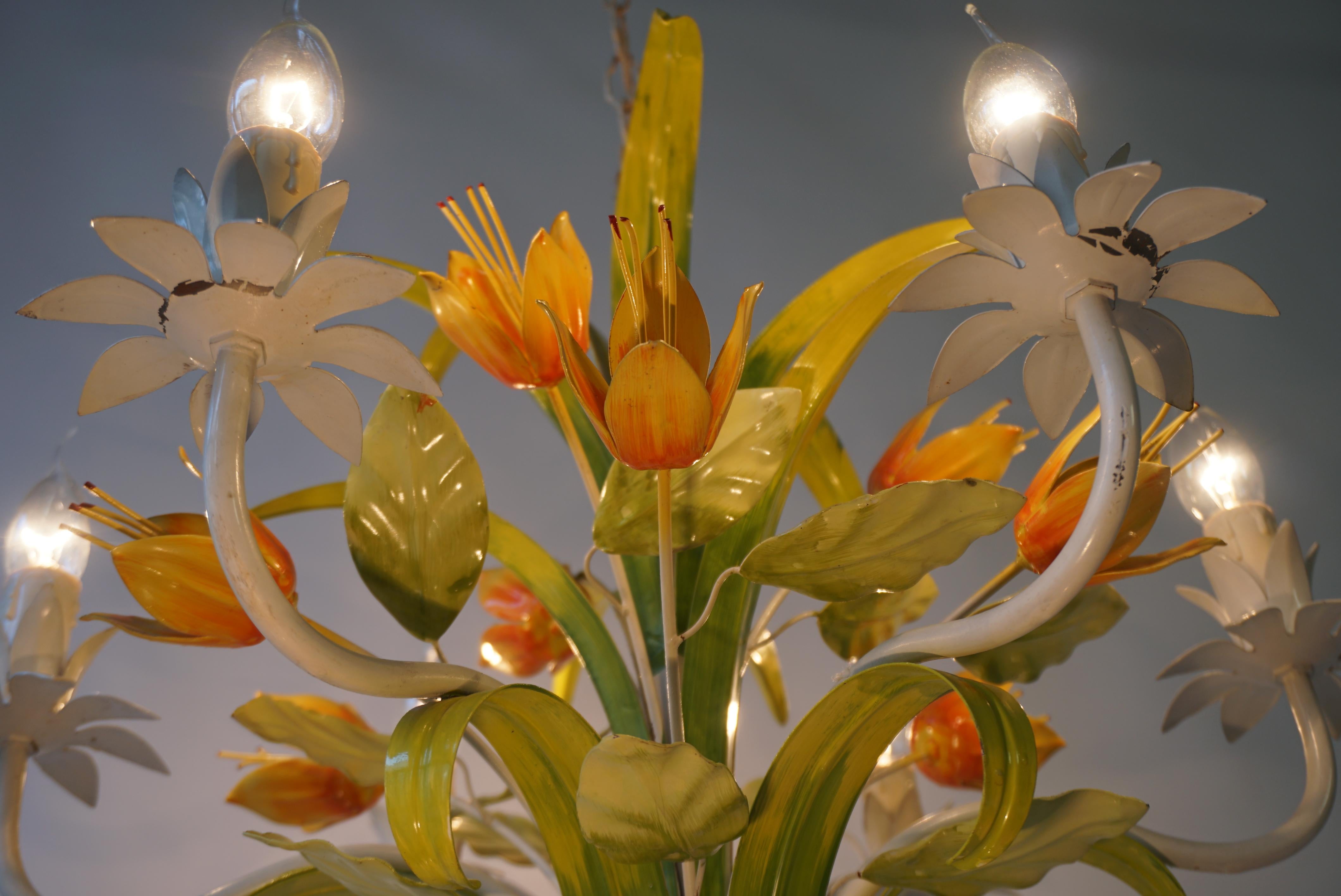 1960s Bright Boho Chic Italian Tole Painted Metal Chandelier With Floral Decor en vente 4