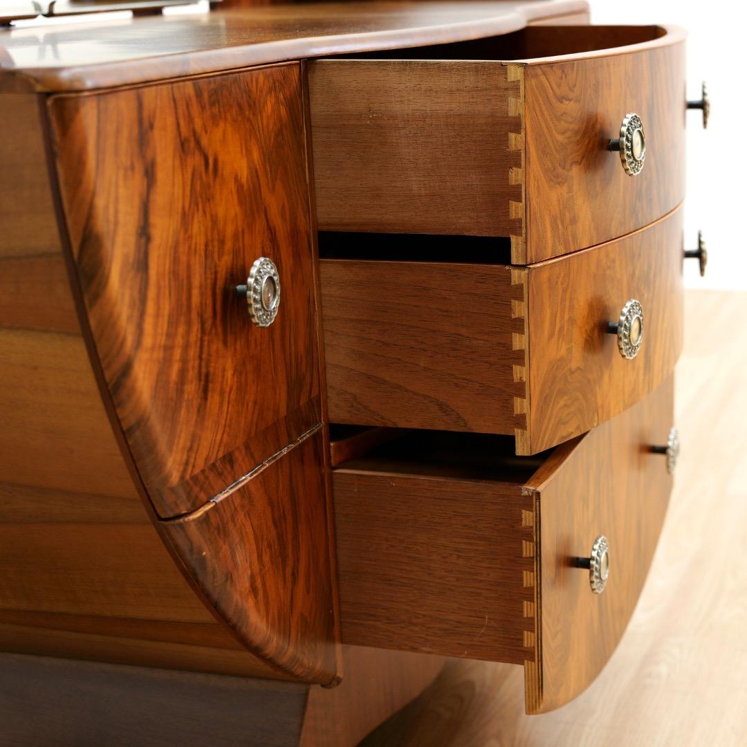 Comò e specchio in noce Art Deco Revival britannico degli anni '60 in vendita 2