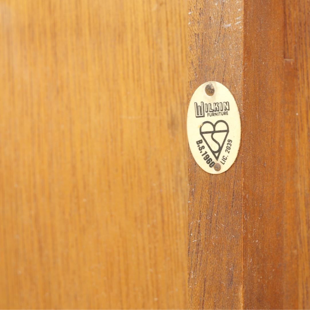 Comò e specchio in noce Art Deco Revival britannico degli anni '60 in vendita 3