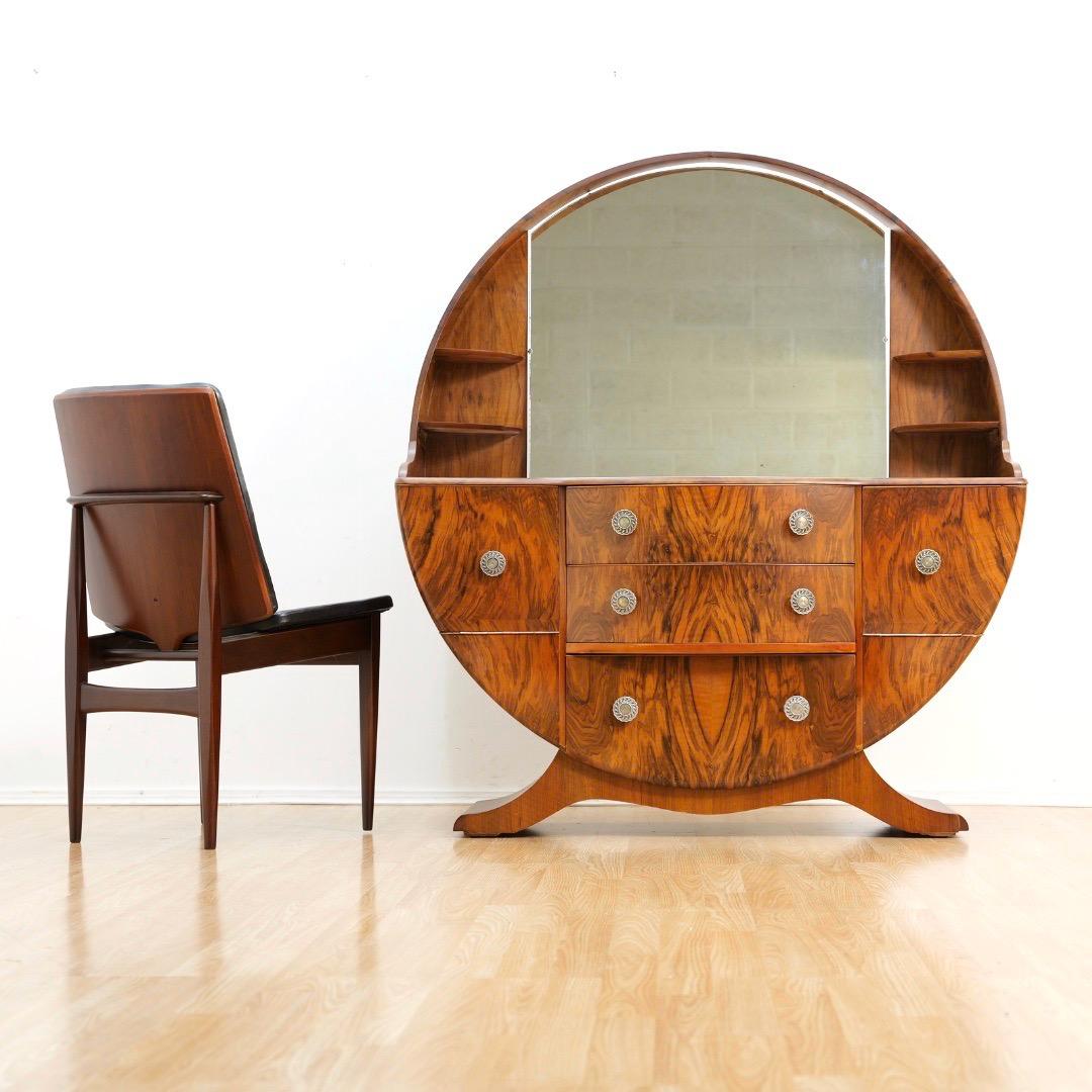 Comò e specchio in noce Art Deco Revival britannico degli anni '60 in vendita 4