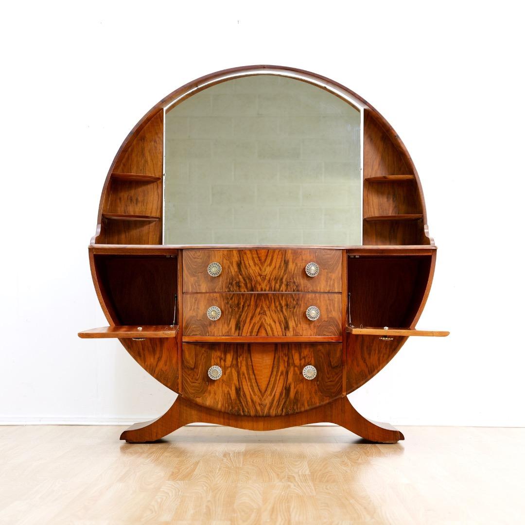 Prodotto nel 1960, questo vanity art deco revival è un pezzo da novanta. Quando alcune aziende decisero di esplorare un revival dello stile art déco durante gli anni '60, alcuni pezzi come questo iniziarono ad apparire con questo look. Prodotto