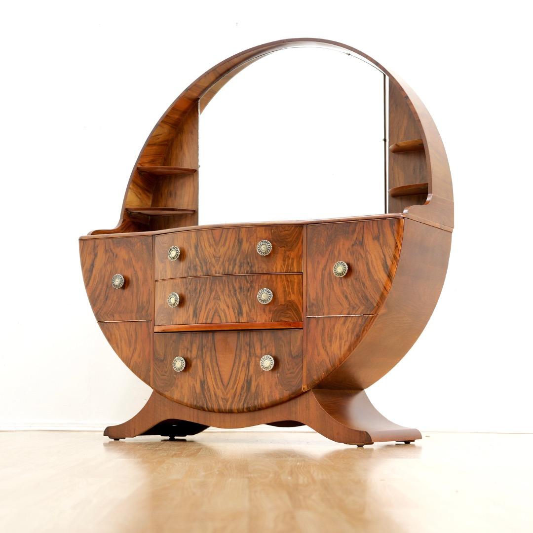 Art Déco Comò e specchio in noce Art Deco Revival britannico degli anni '60 in vendita