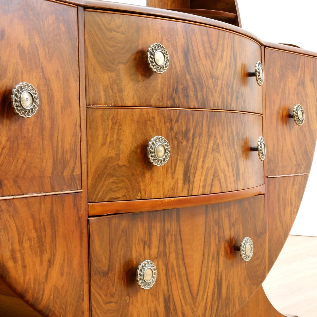 Britannico Comò e specchio in noce Art Deco Revival britannico degli anni '60 in vendita