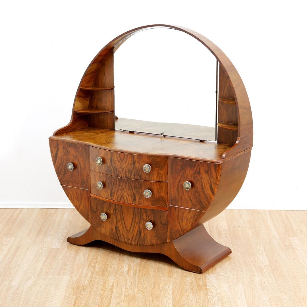 Impiallacciato Comò e specchio in noce Art Deco Revival britannico degli anni '60 in vendita