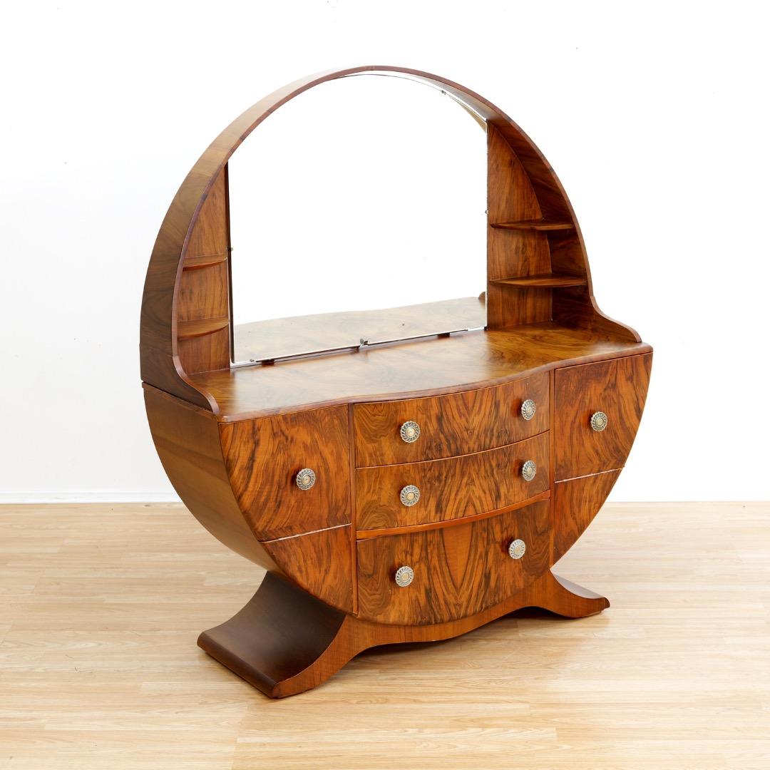 Comò e specchio in noce Art Deco Revival britannico degli anni '60 In condizioni ottime in vendita a Los Angeles, CA