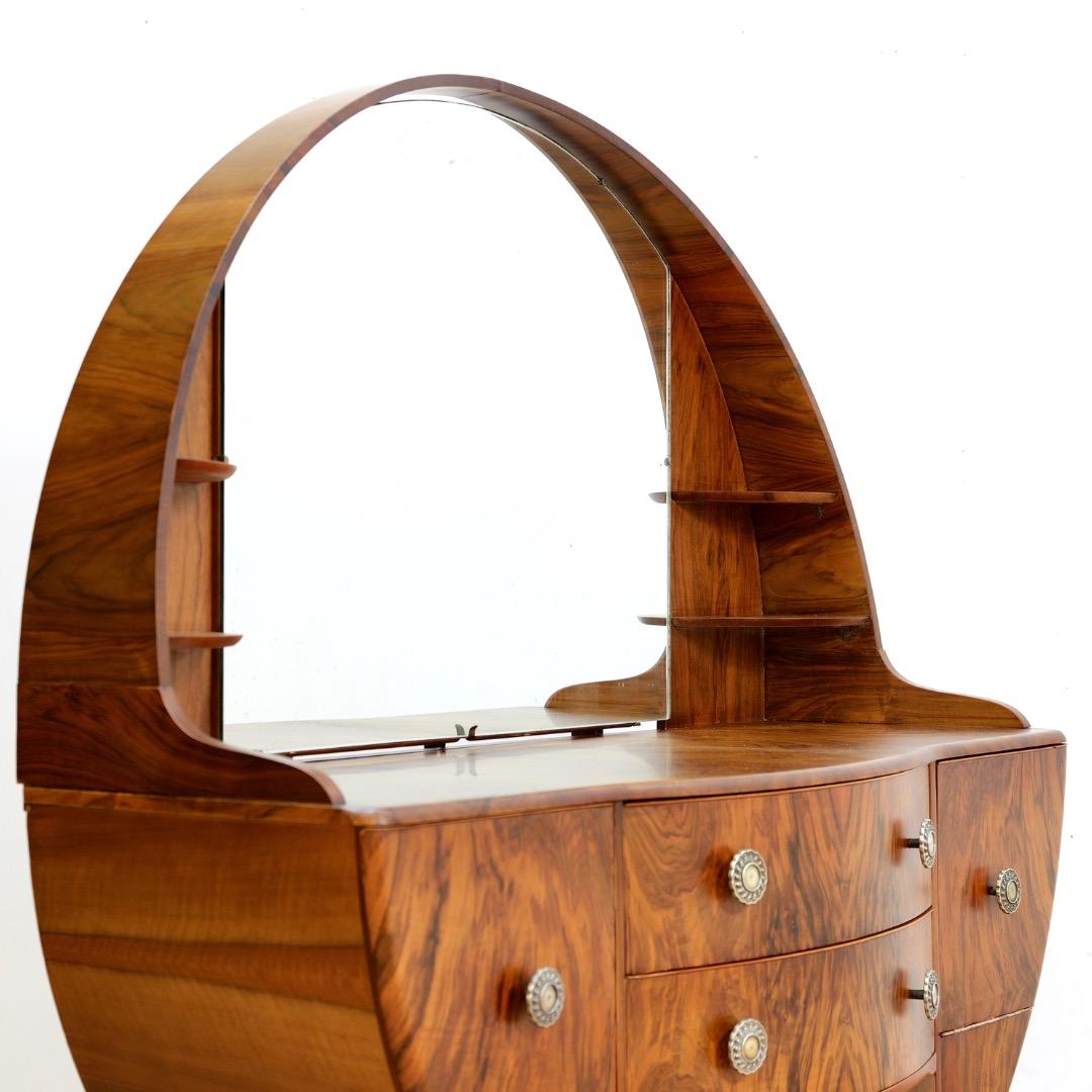 Metà XX secolo Comò e specchio in noce Art Deco Revival britannico degli anni '60 in vendita