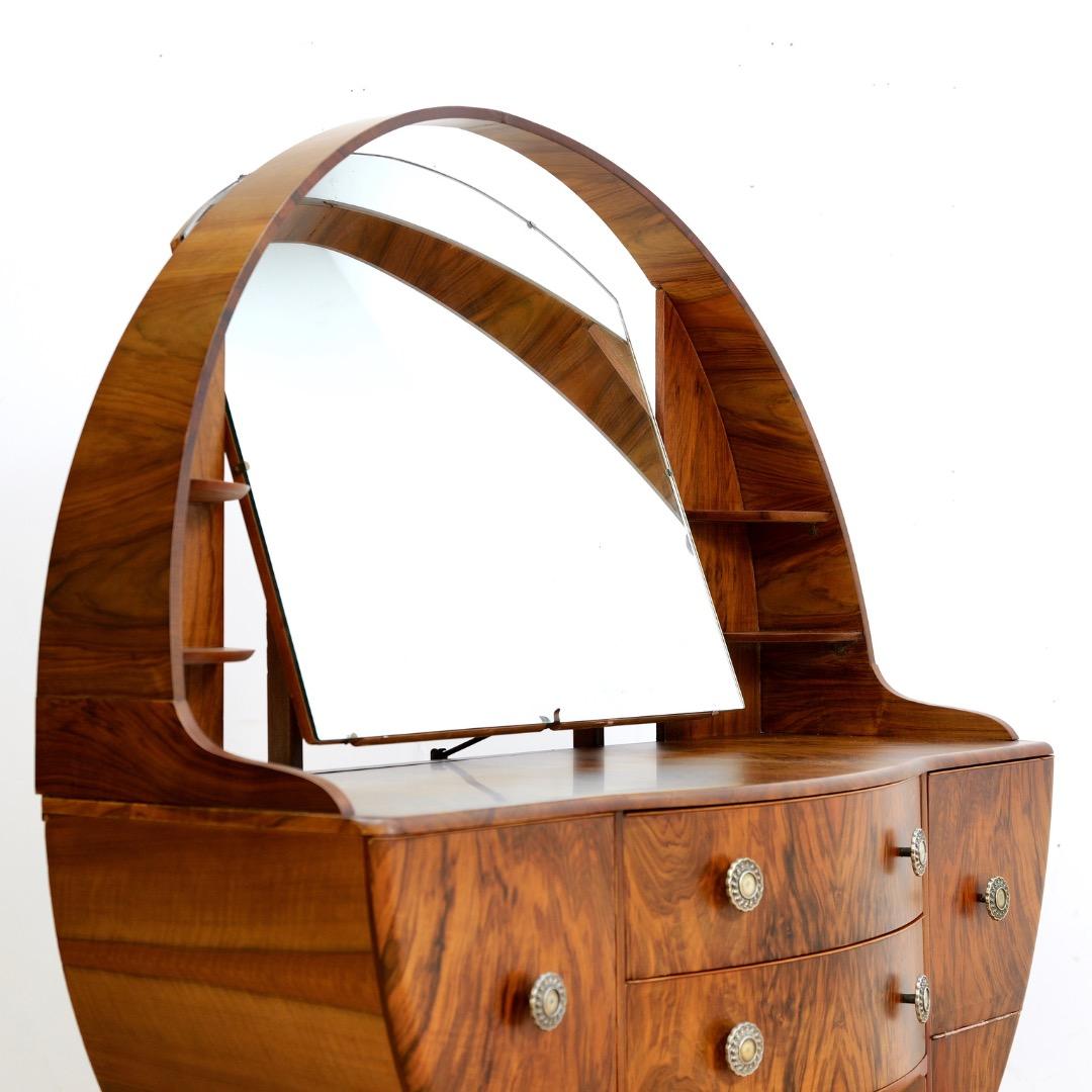 Noce Comò e specchio in noce Art Deco Revival britannico degli anni '60 in vendita