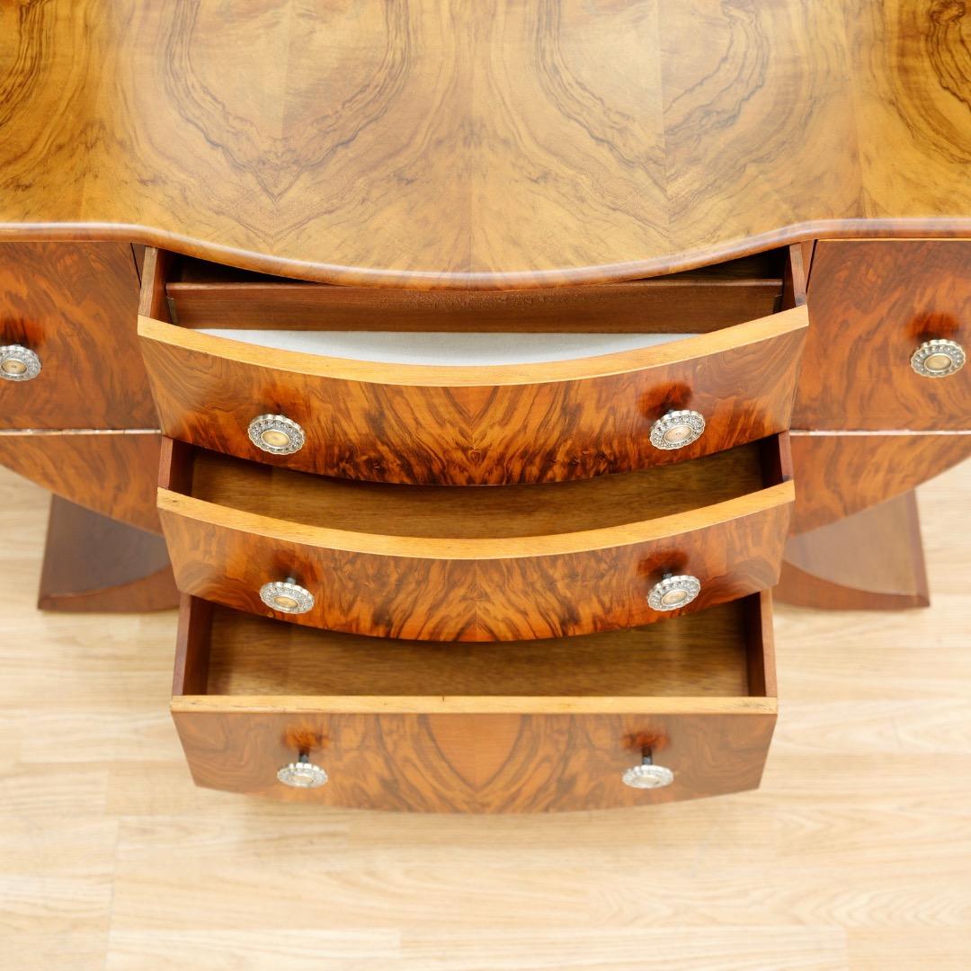 Comò e specchio in noce Art Deco Revival britannico degli anni '60 in vendita 1