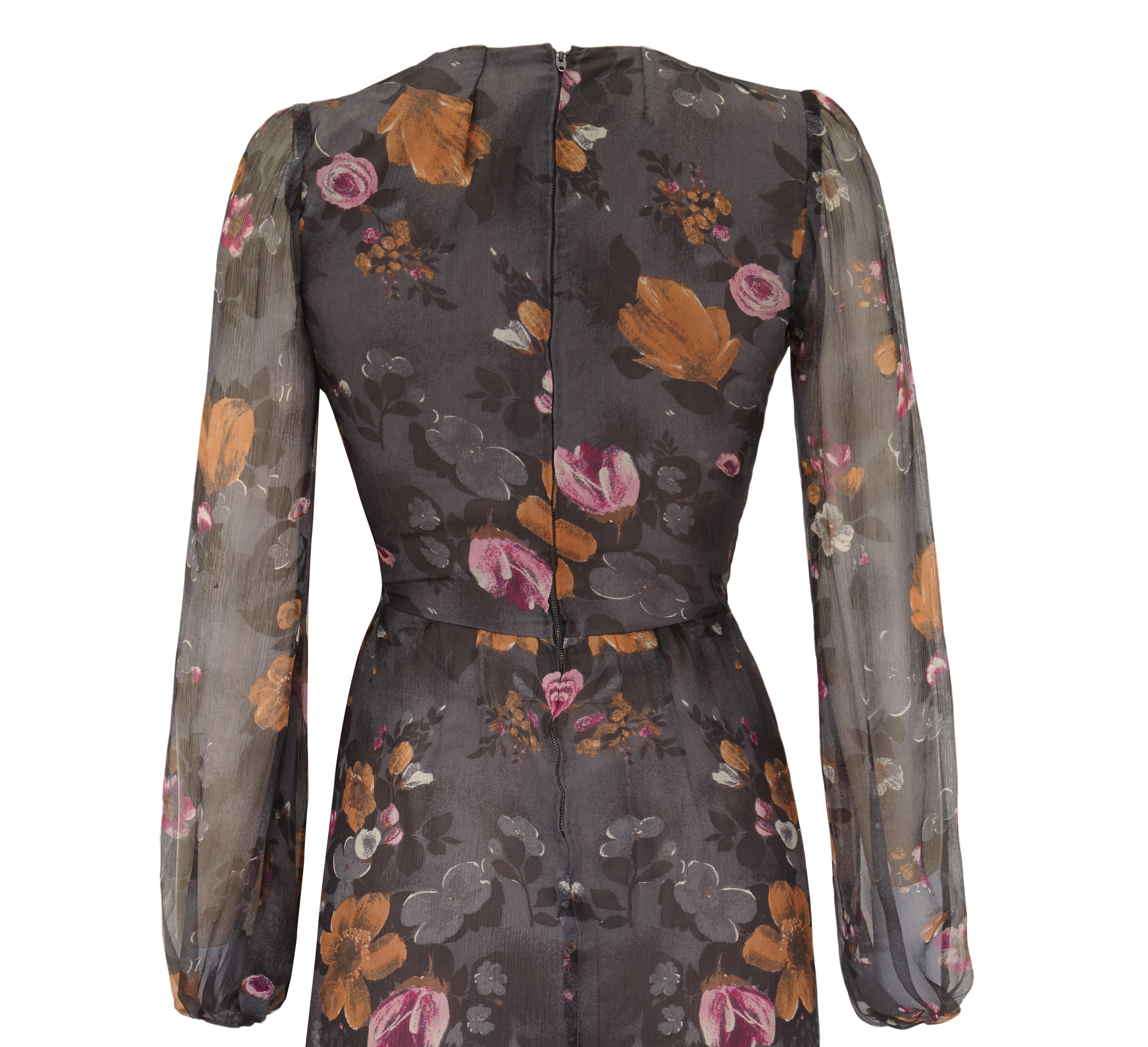 1960s British Couture Grey Floral Silk Chiffon Vintage Dress In Good Condition For Sale In London, GB