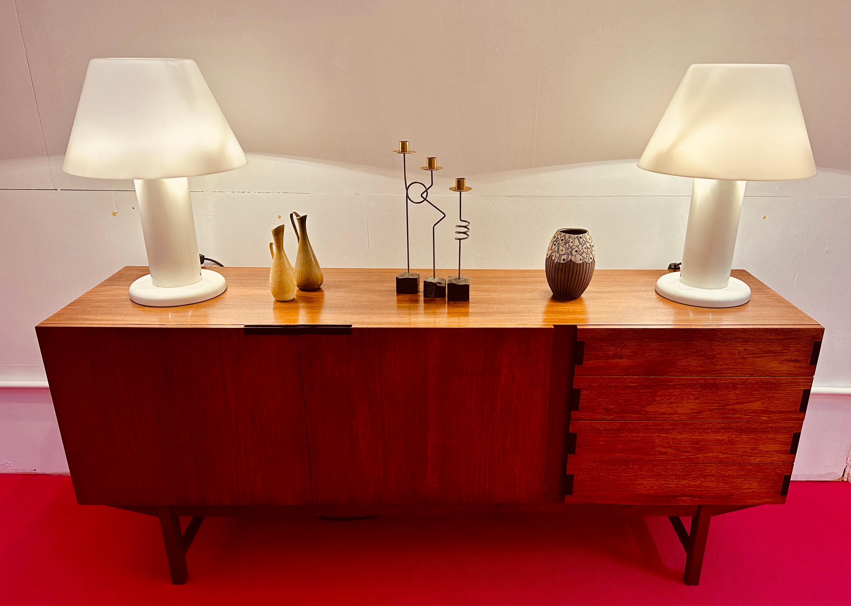 Credenza aparador de 4 cajones en teca Everest británica de los años 60 y metal revestido de negro en venta 2