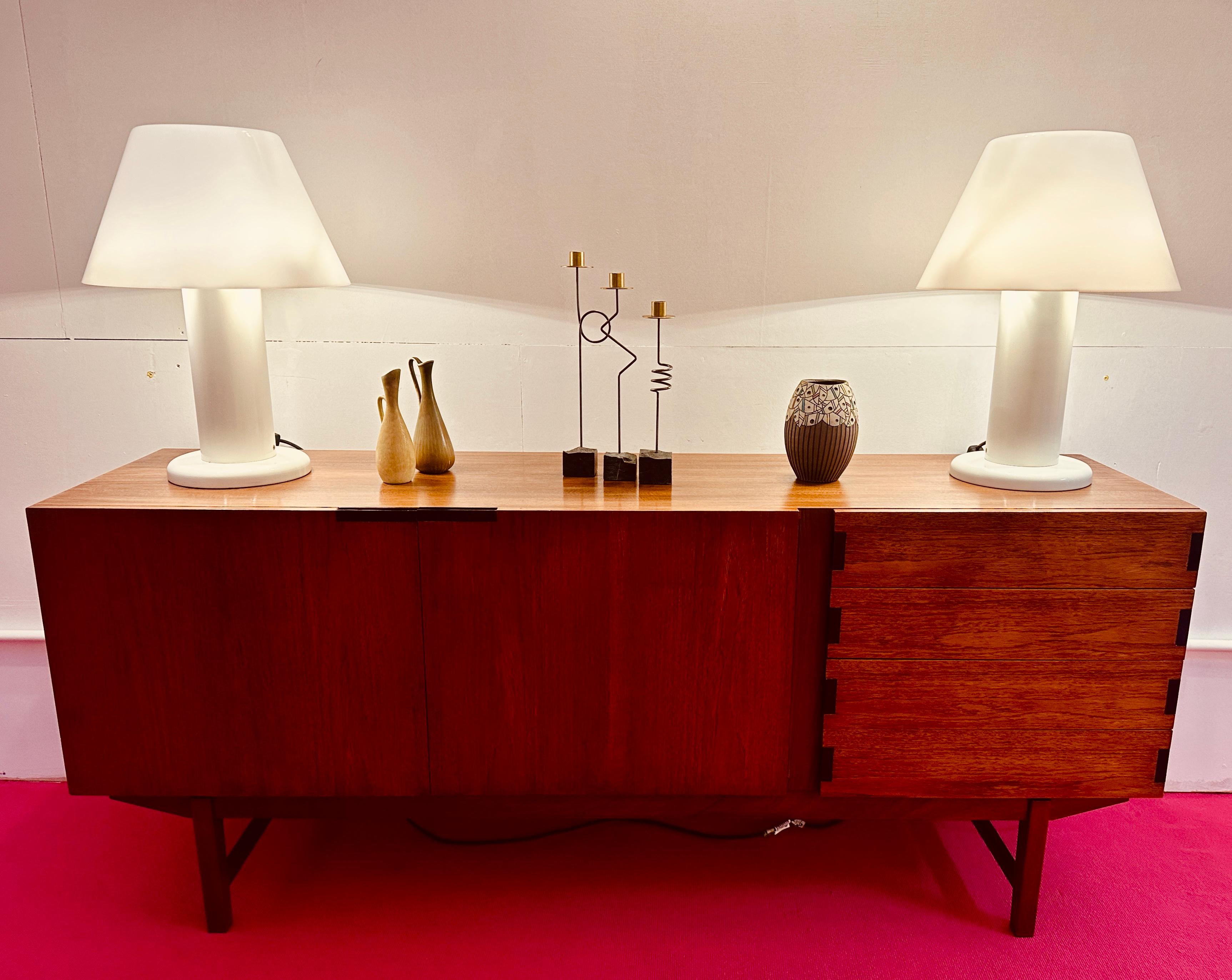 Credenza aparador de 4 cajones en teca Everest británica de los años 60 y metal revestido de negro en venta 3