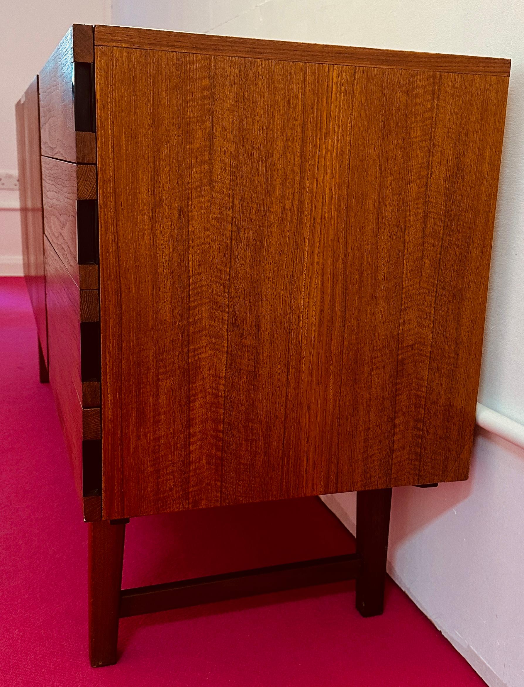 Credenza aparador de 4 cajones en teca Everest británica de los años 60 y metal revestido de negro en venta 4